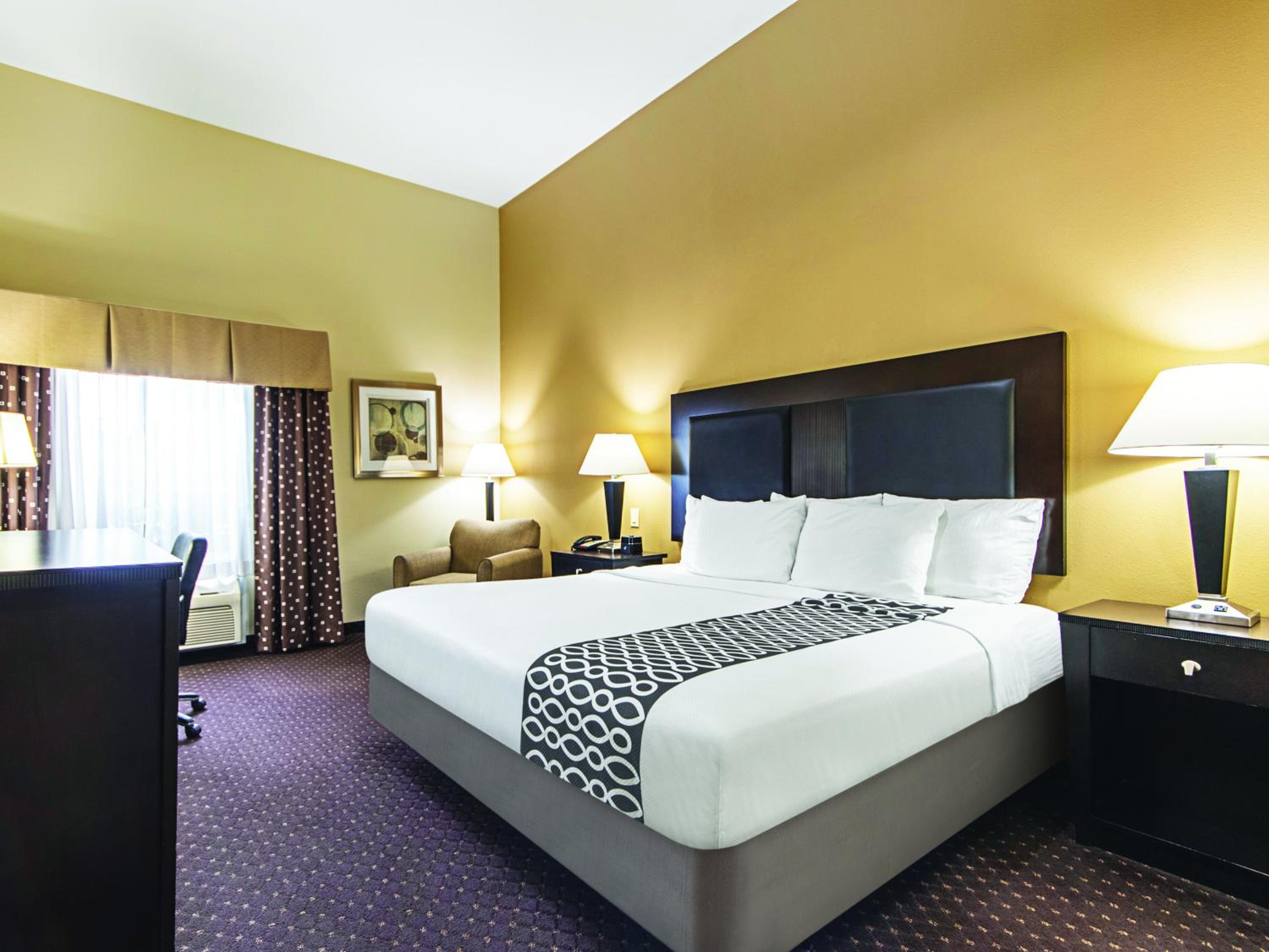 King Room with Roll-In Shower - Mobility/Hearing Accessible - Non-Smoking - Photo 1