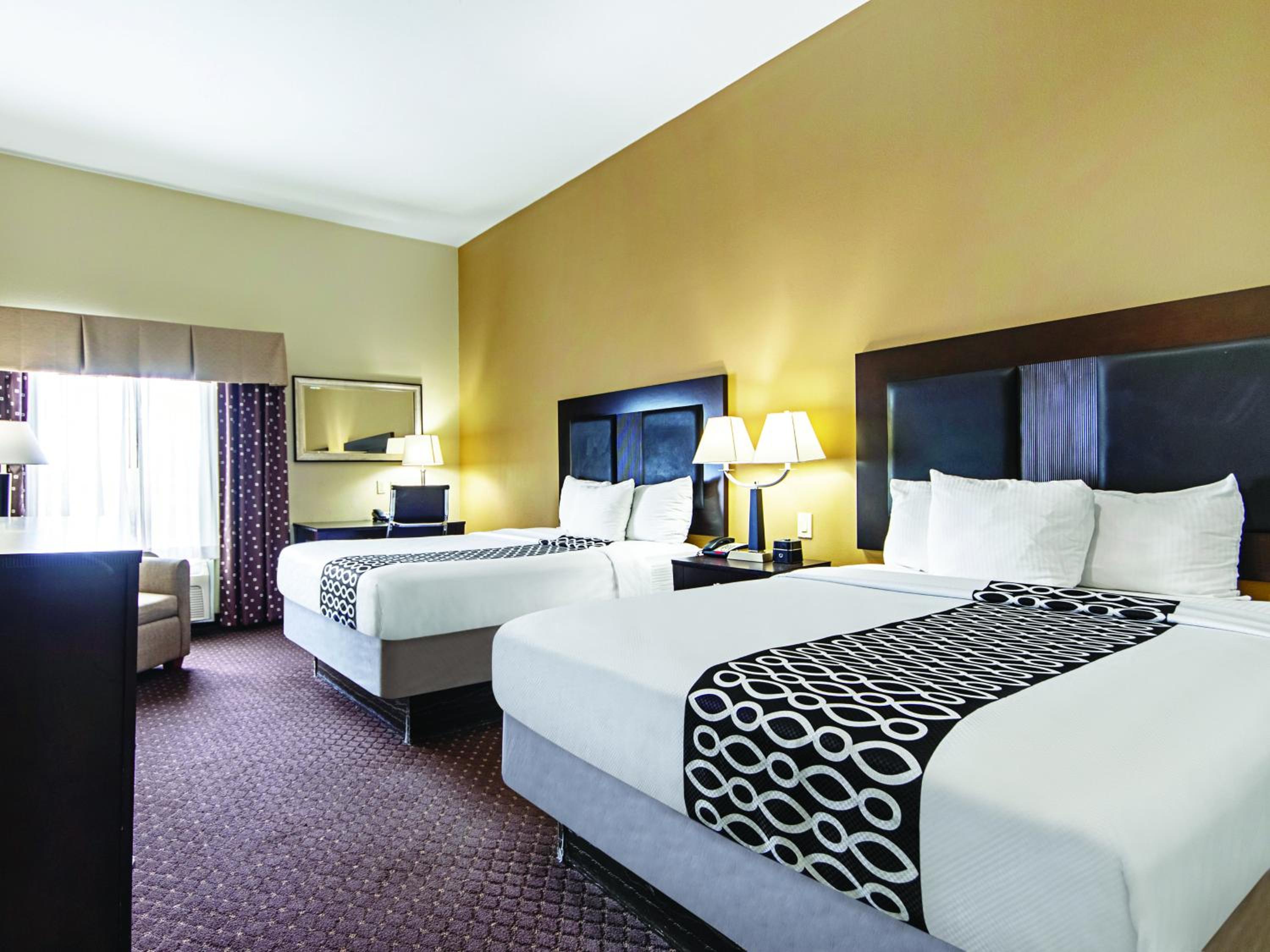 Queen Room with Two Queen Beds and Bath Tub - Mobility/Hearing Access - Non-Smoking - Photo 2