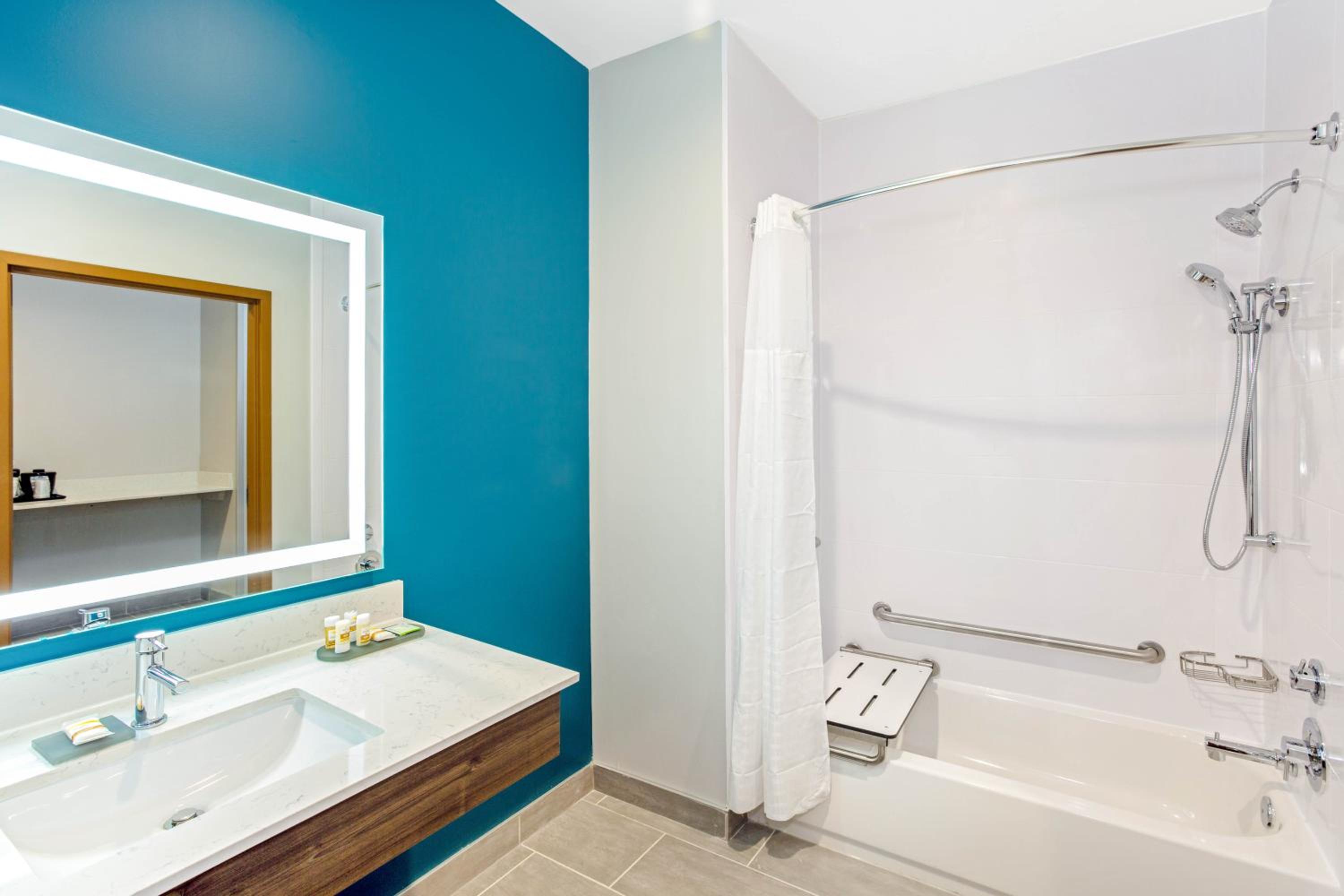 Deluxe King Room with Mobility/Hearing Impaired Access - Non-Smoking - Photo 2