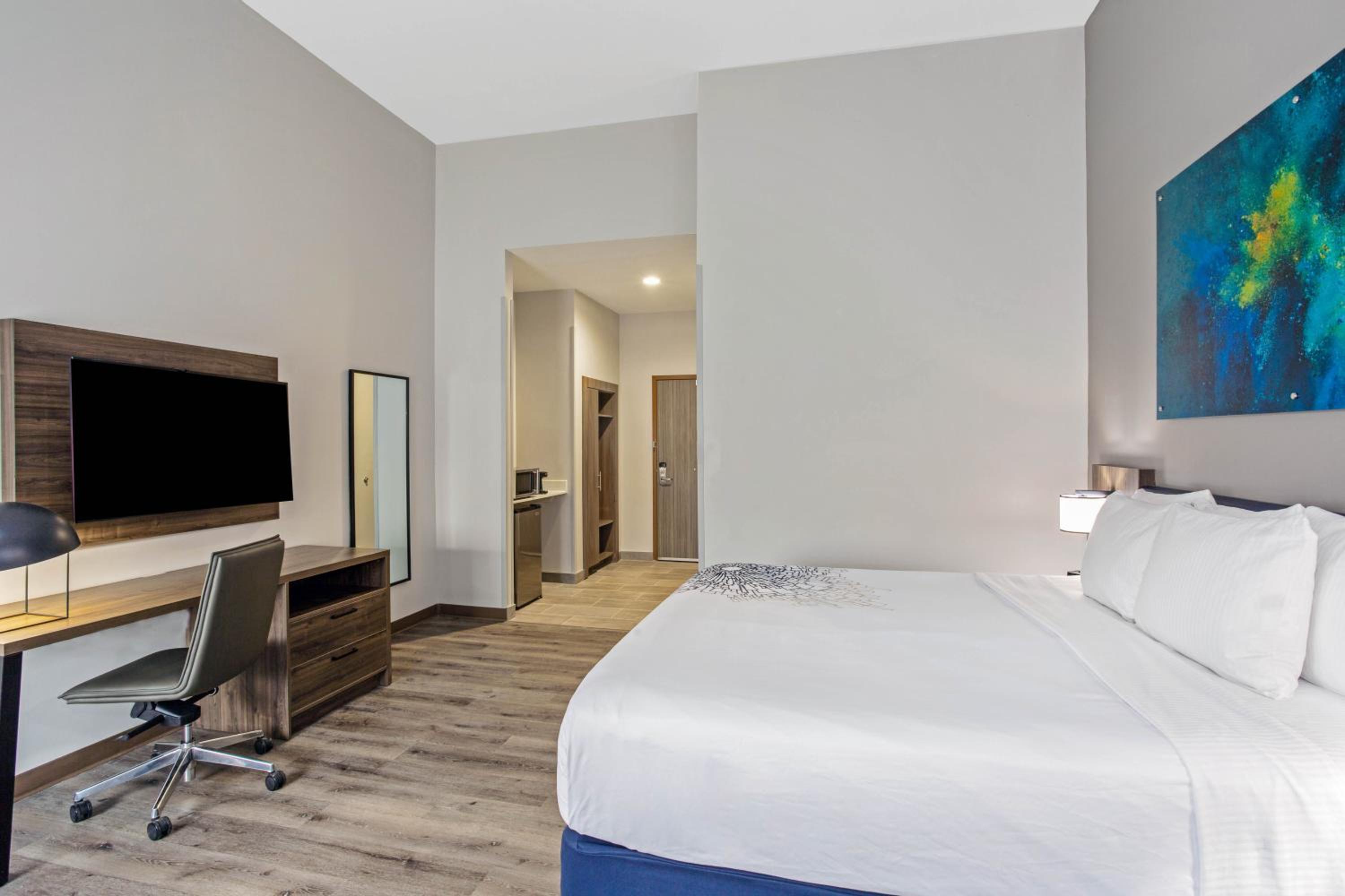 Deluxe King Room with Mobility/Hearing Impaired Access - Non-Smoking - Photo 10