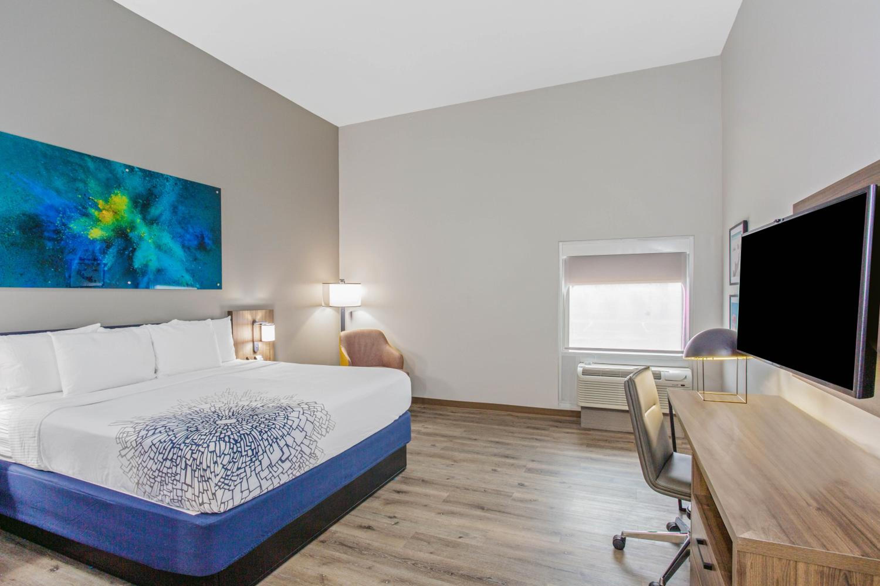 Deluxe King Room with Mobility/Hearing Impaired Access - Non-Smoking - Photo 4