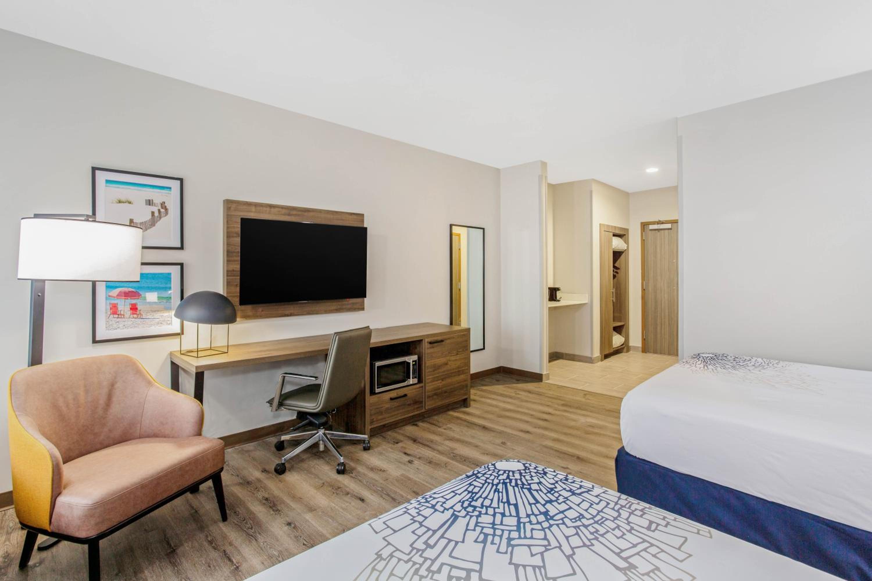 Queen Room with Two Queen Beds - Non-Smoking - Photo 1