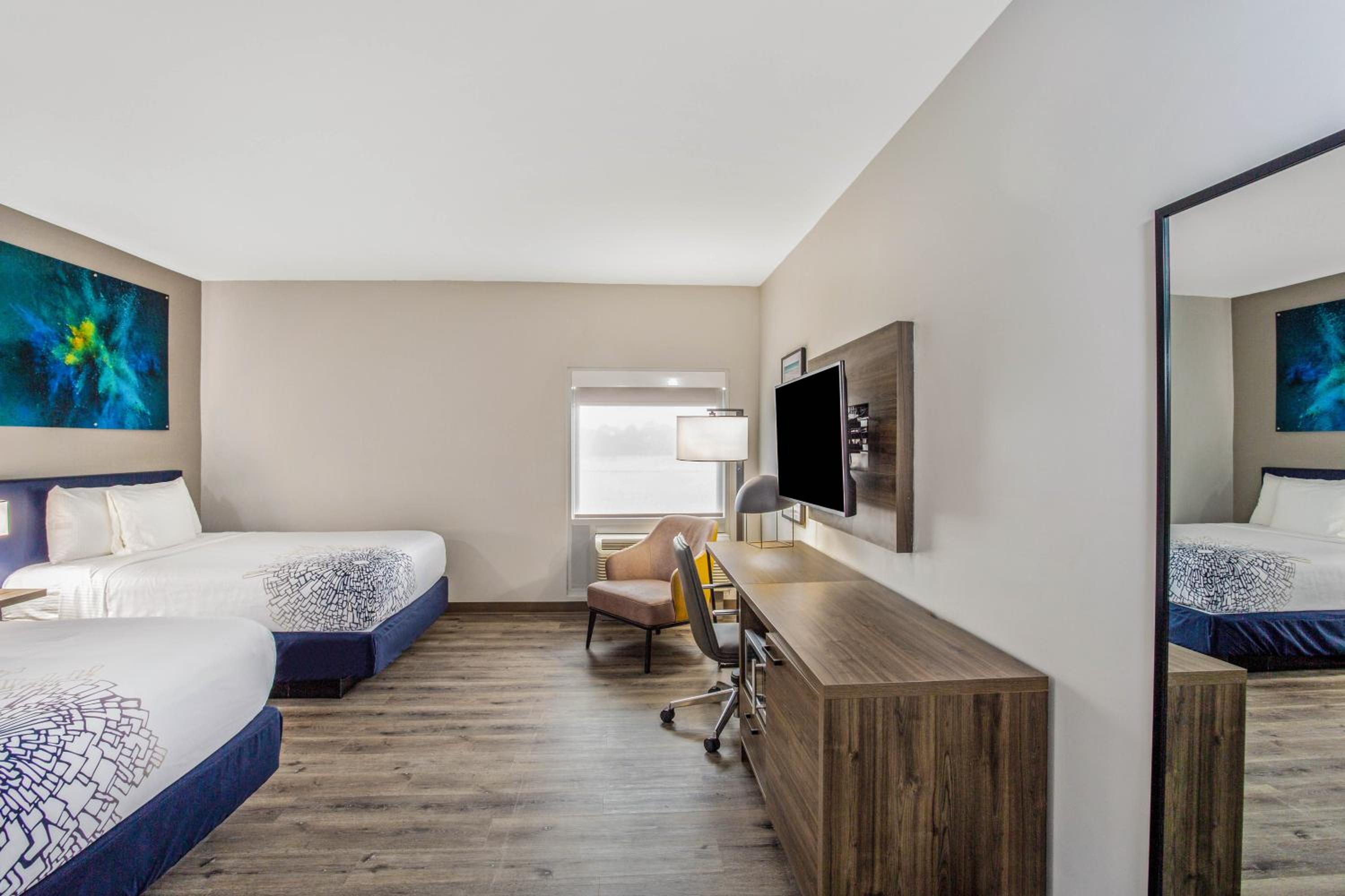 Queen Room with Two Queen Beds - Non-Smoking - Photo 2