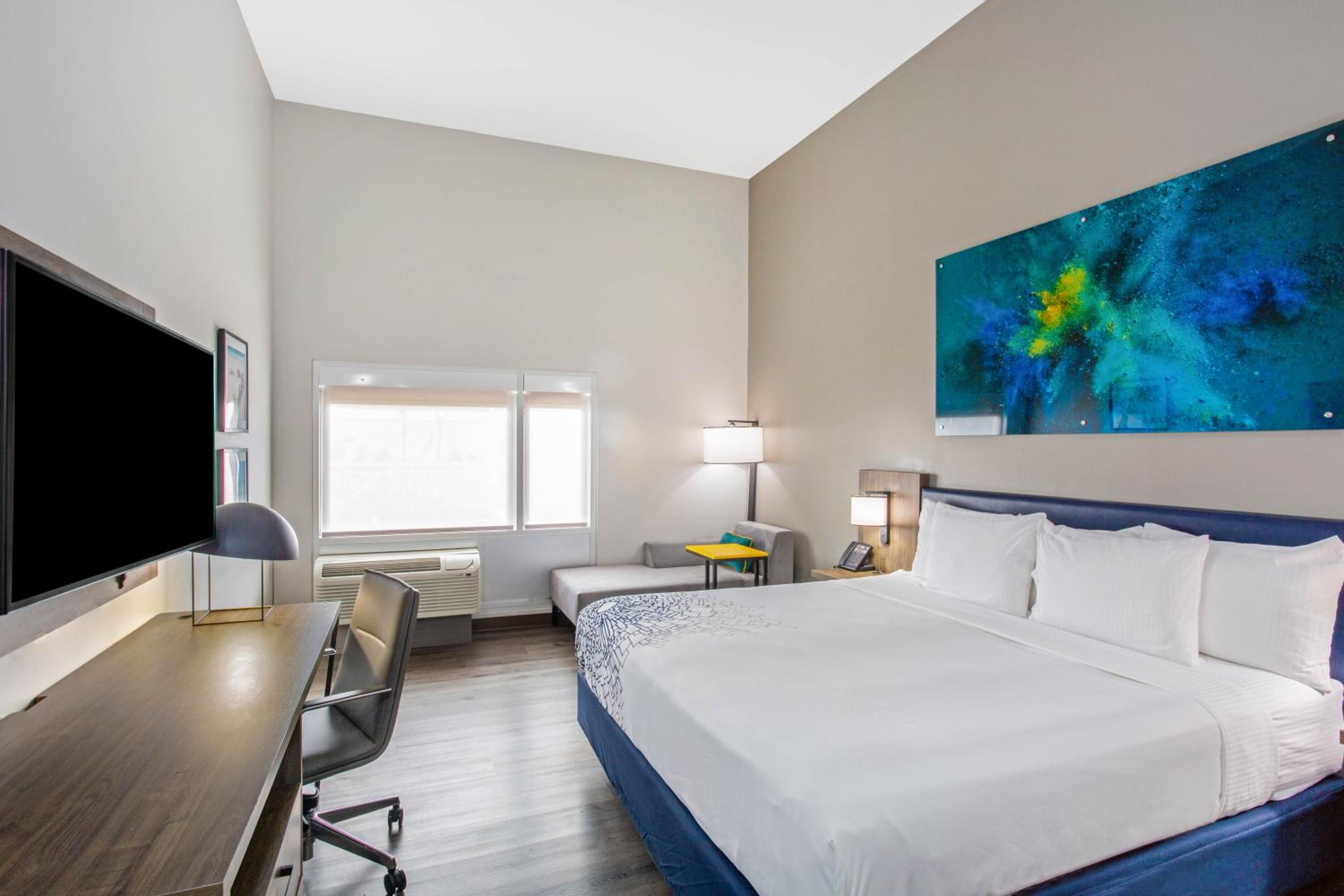 Deluxe King Room with Mobility/Hearing Impaired Access - Non-Smoking - Photo 5