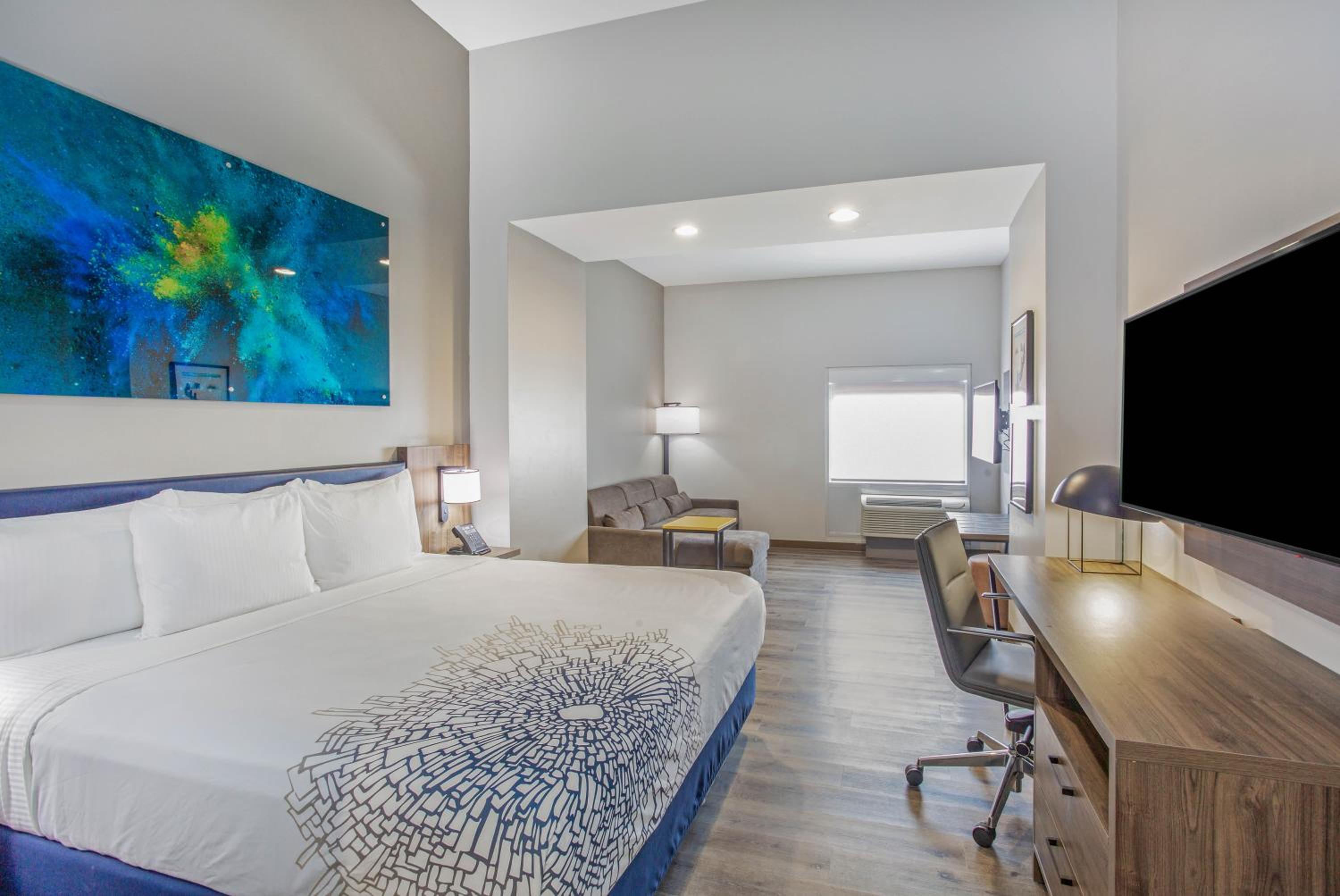 Deluxe King Room - Non-Smoking - Photo 4