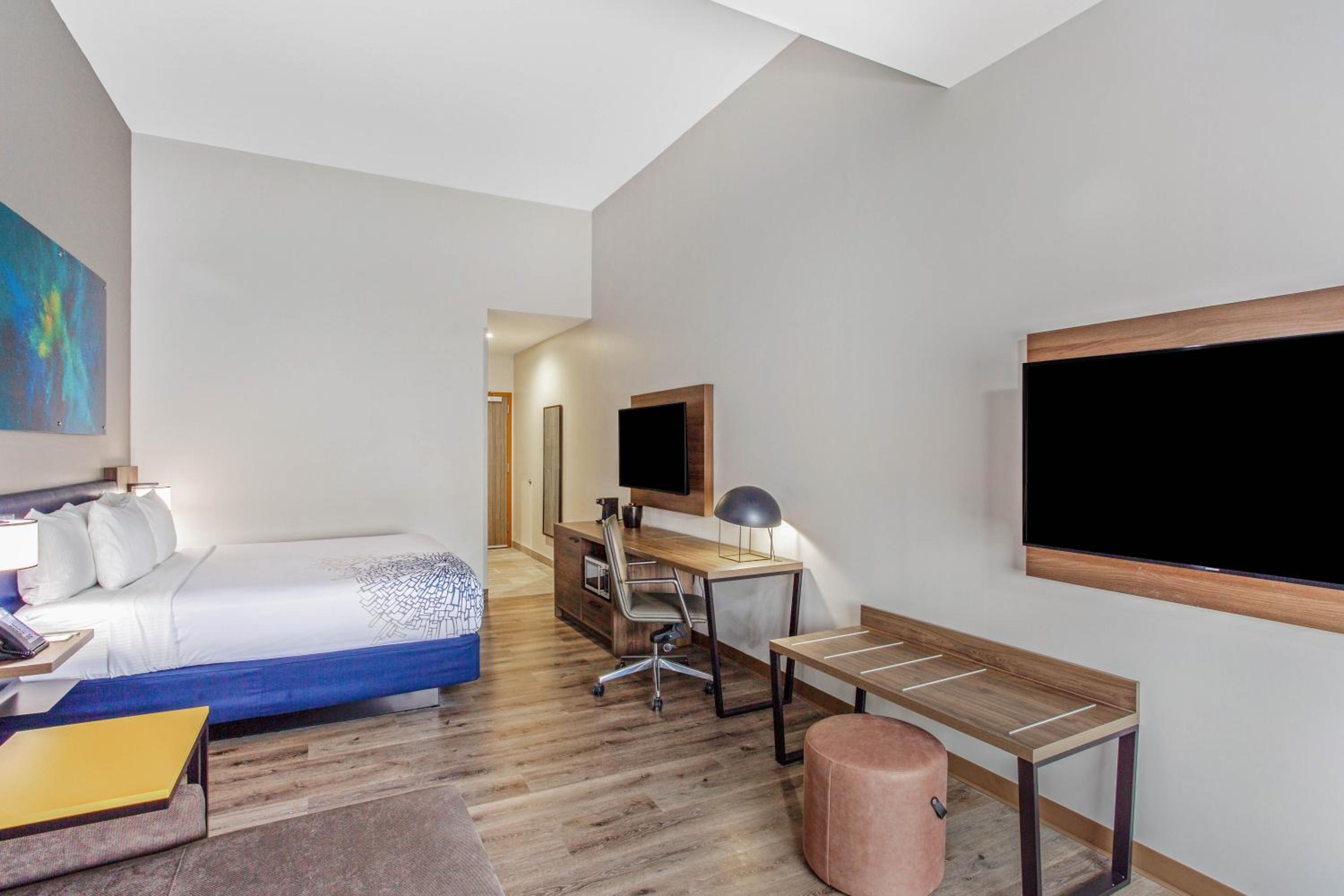 Deluxe King Room with Mobility/Hearing Impaired Access - Non-Smoking - Photo 6