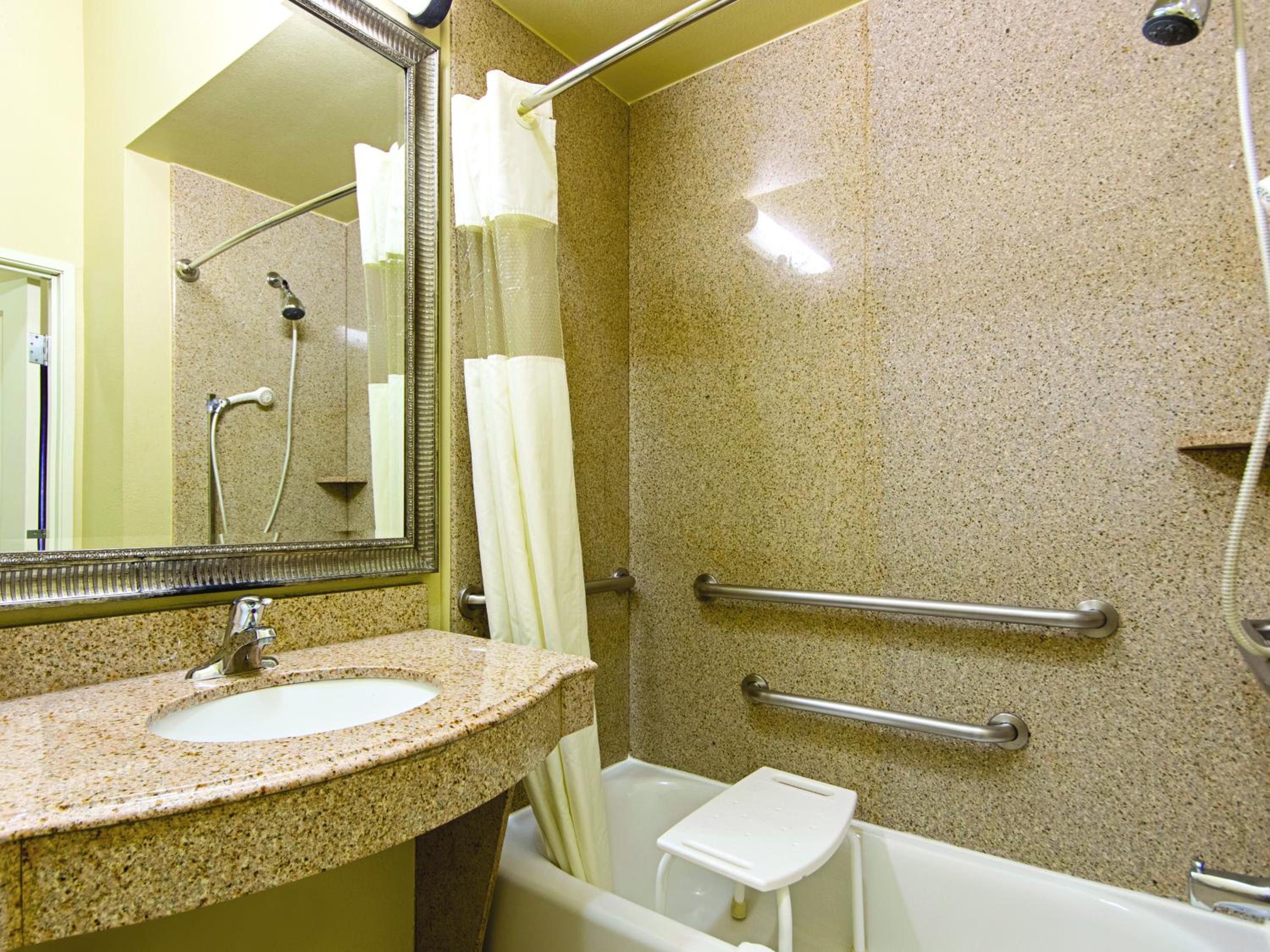 Queen Room with Two Queen Beds and Bath Tub - Mobility/Hearing Access - Non-Smoking - Photo 4