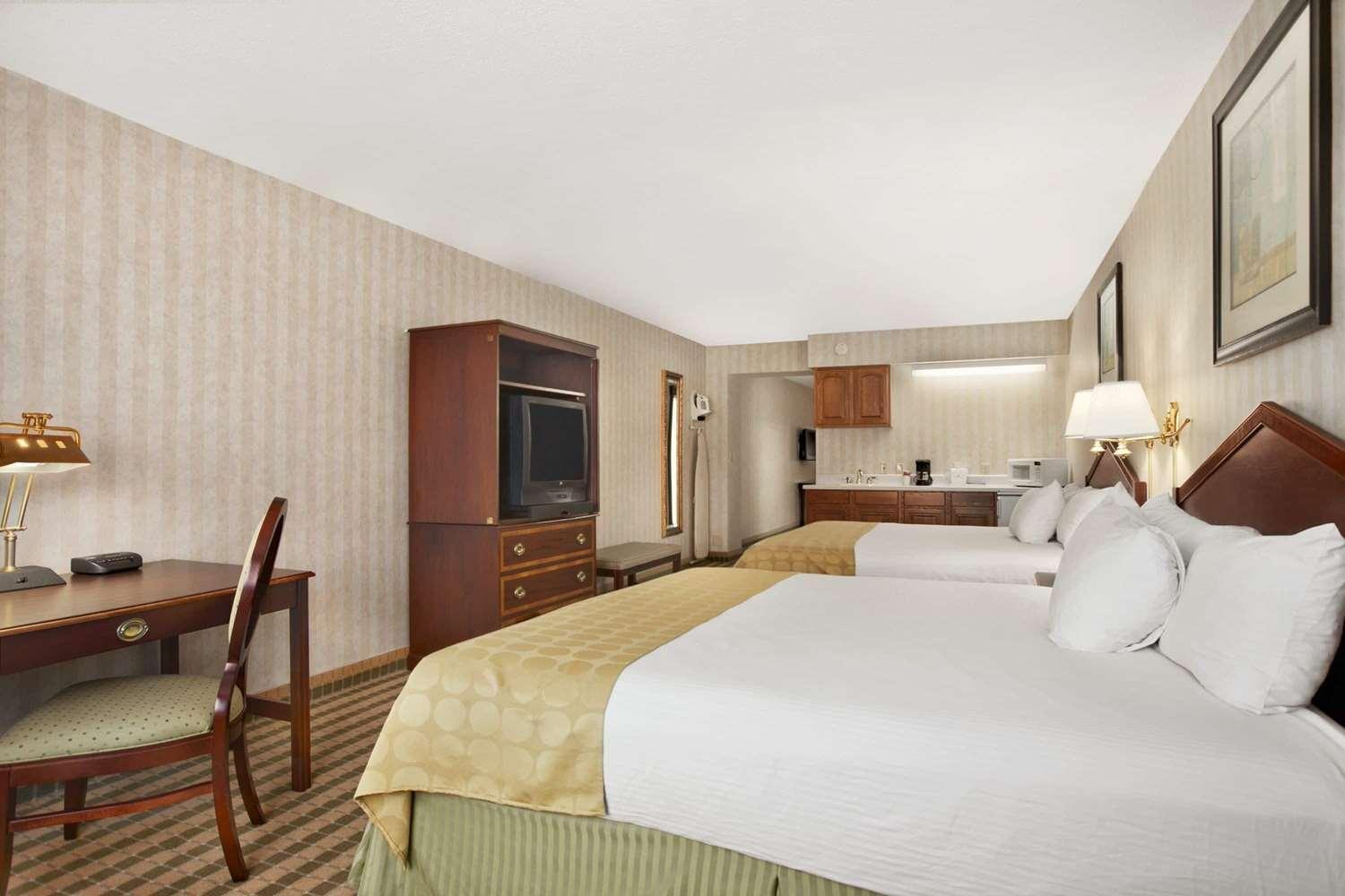 Deluxe Queen Room with Two Queen Beds - Non-Smoking - Photo 5