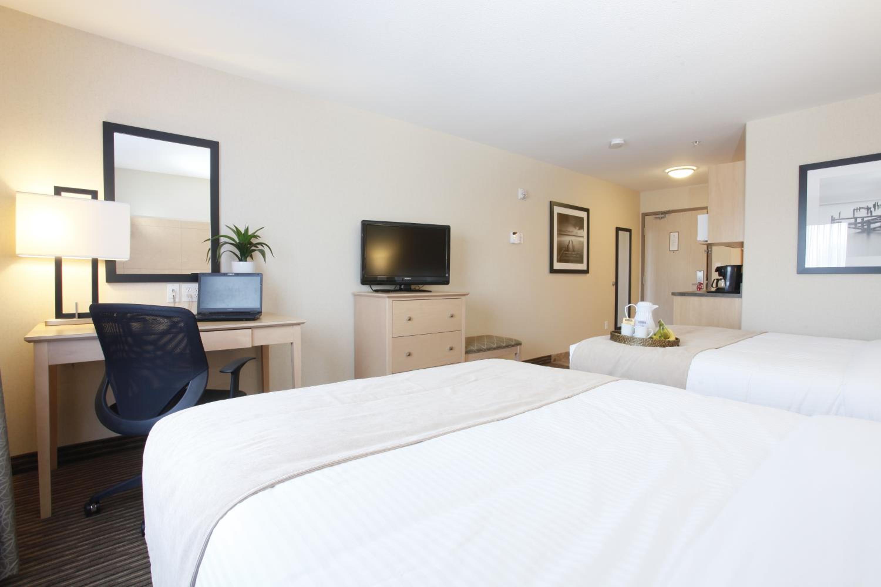 Queen Room with Two Queen Beds photo 2