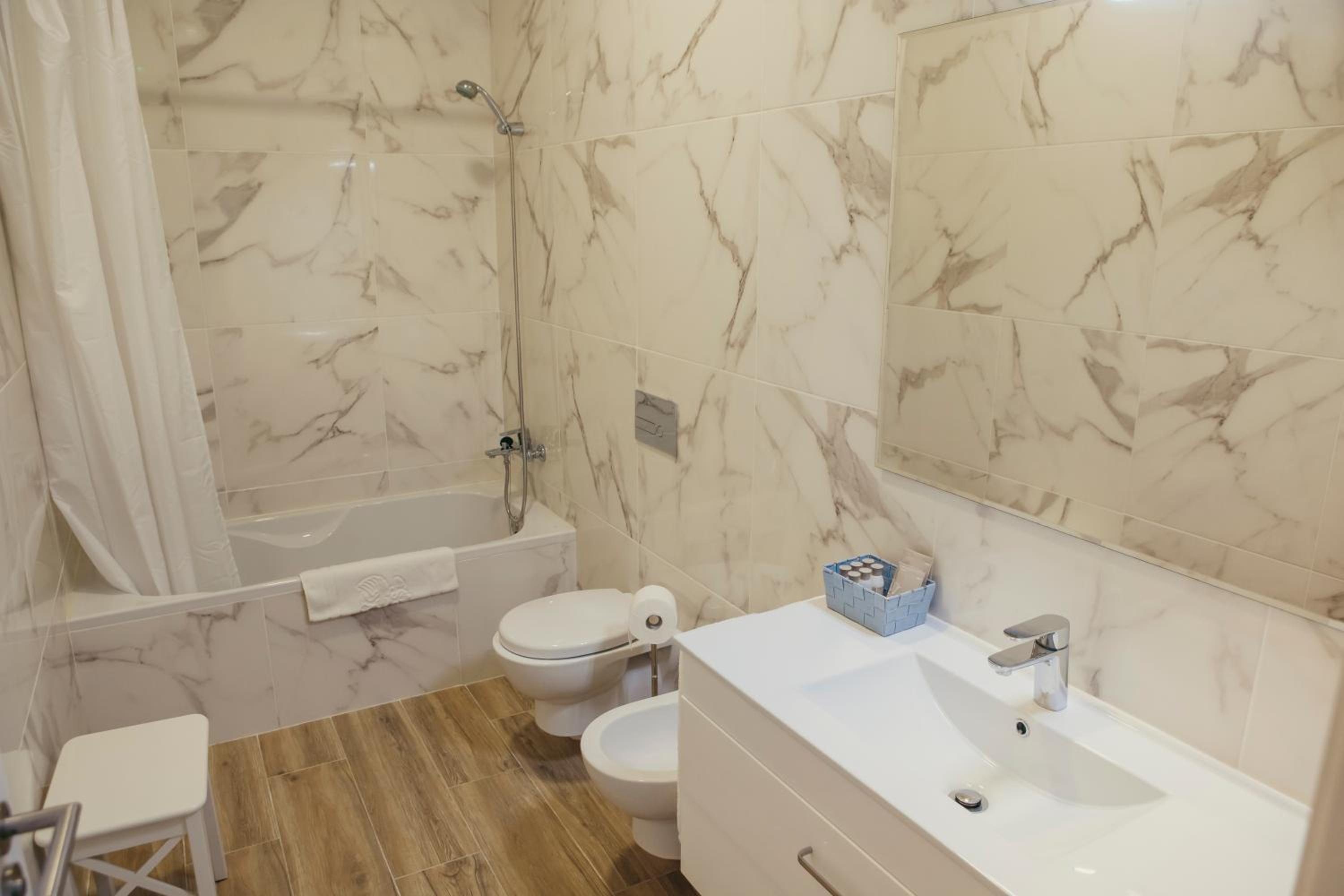 Deluxe Double or Twin Room - Photo 4