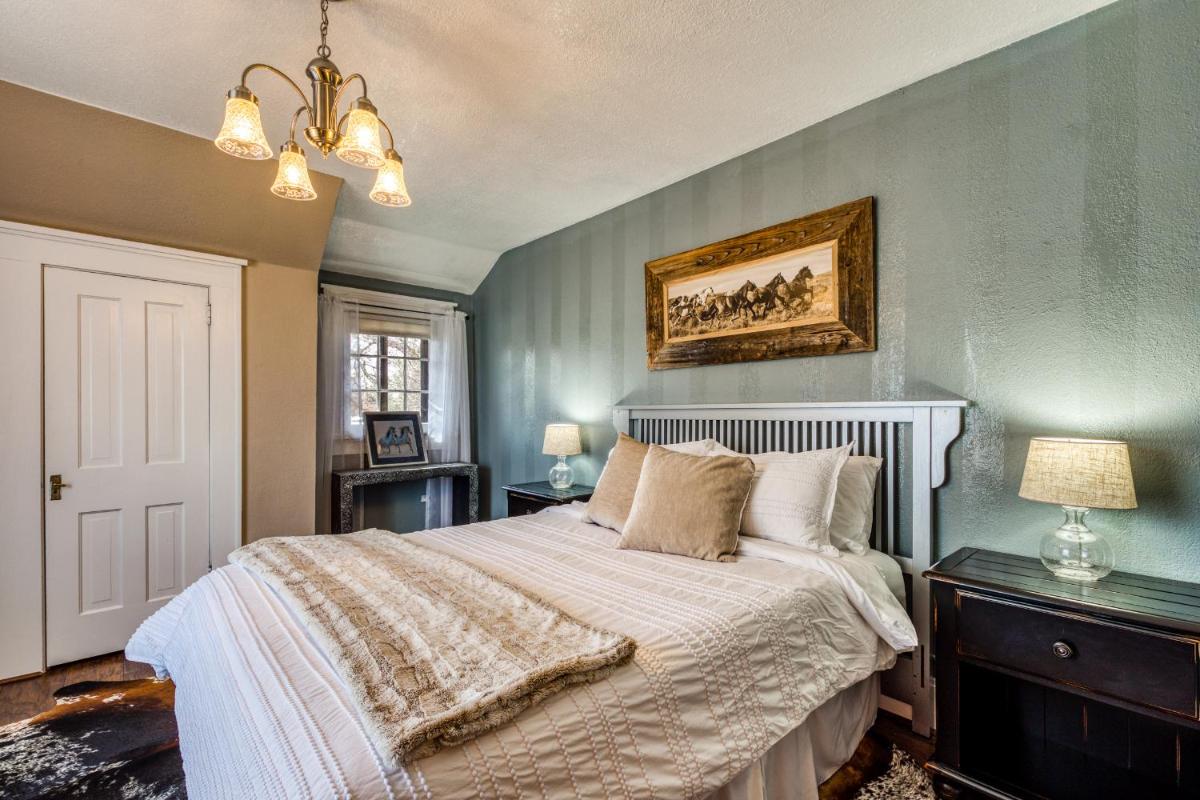 Queen Room with Shared Bathroom photo 1