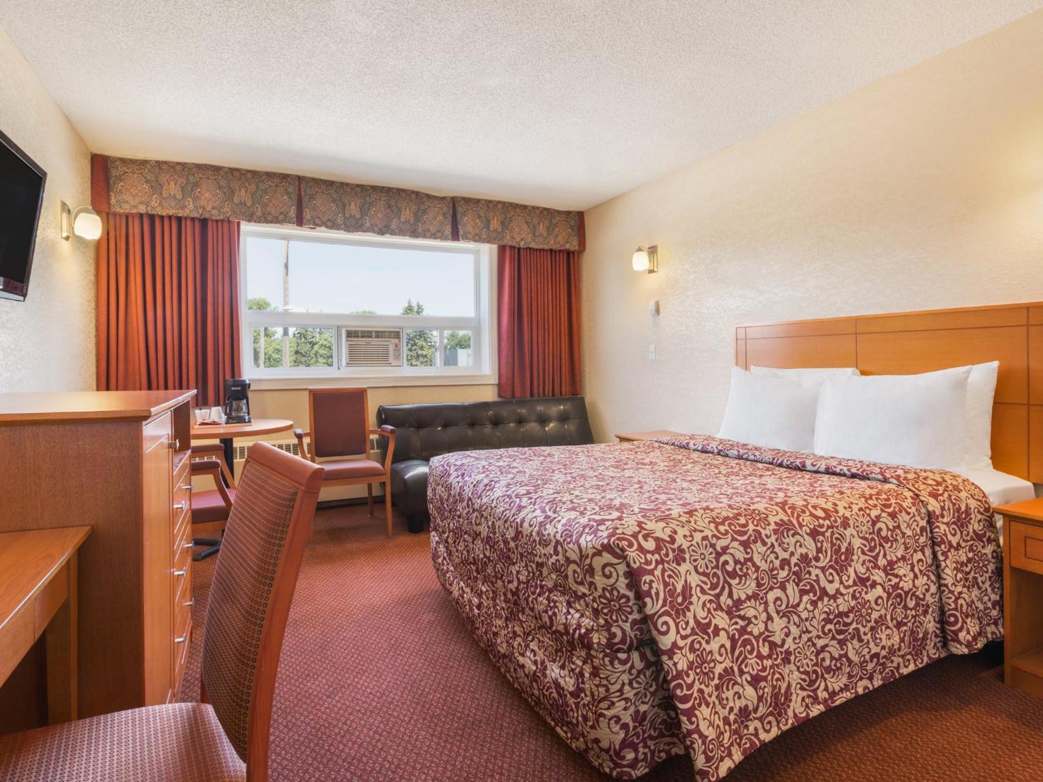 Deluxe Queen Room - Non-Smoking photo 2