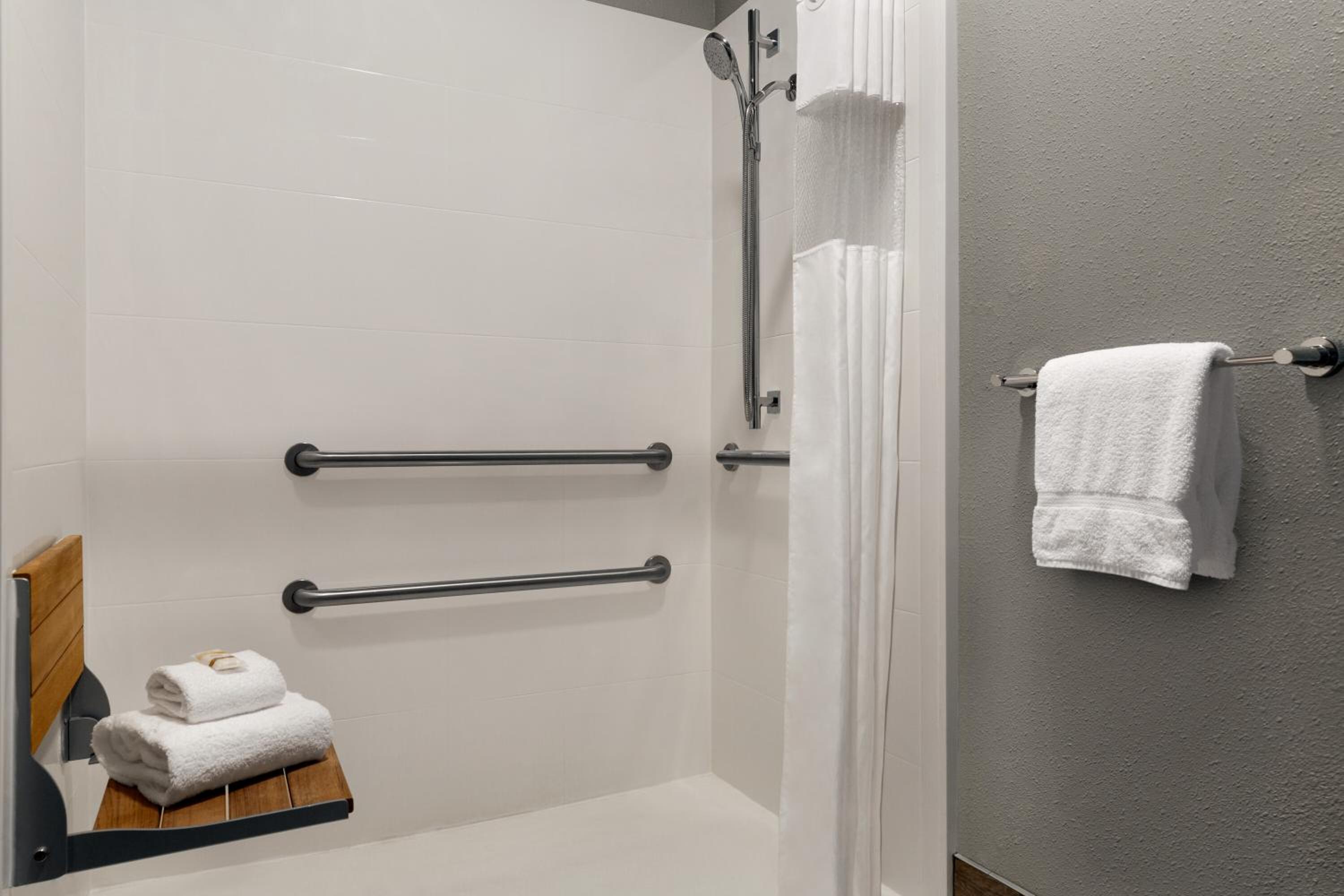 Queen Room with Bath Tub - Mobility/Hearing Accessible - Non-Smoking