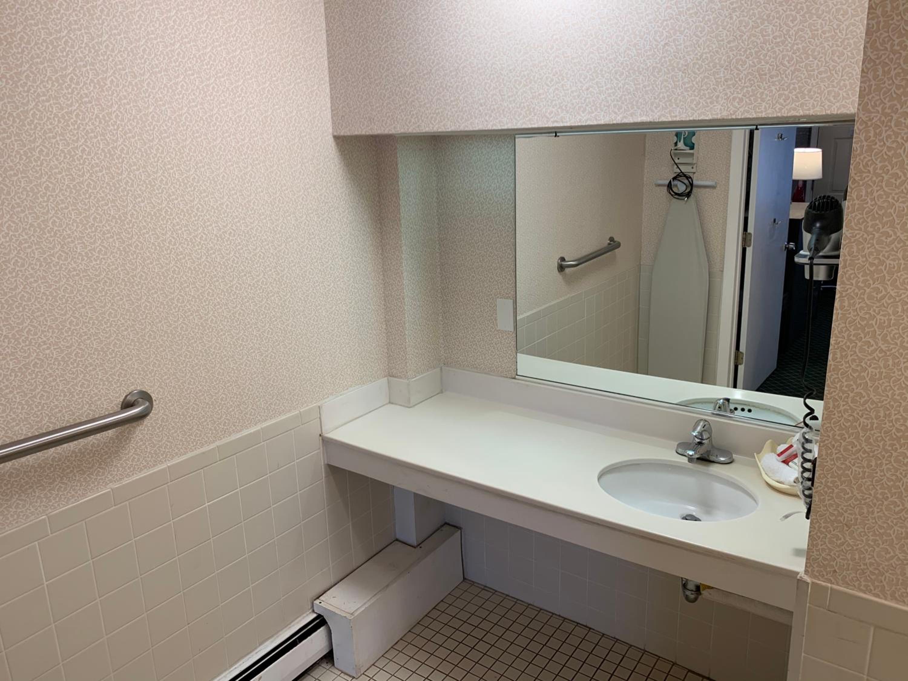 King Room - Mobility Access/Non-Smoking - Photo 7