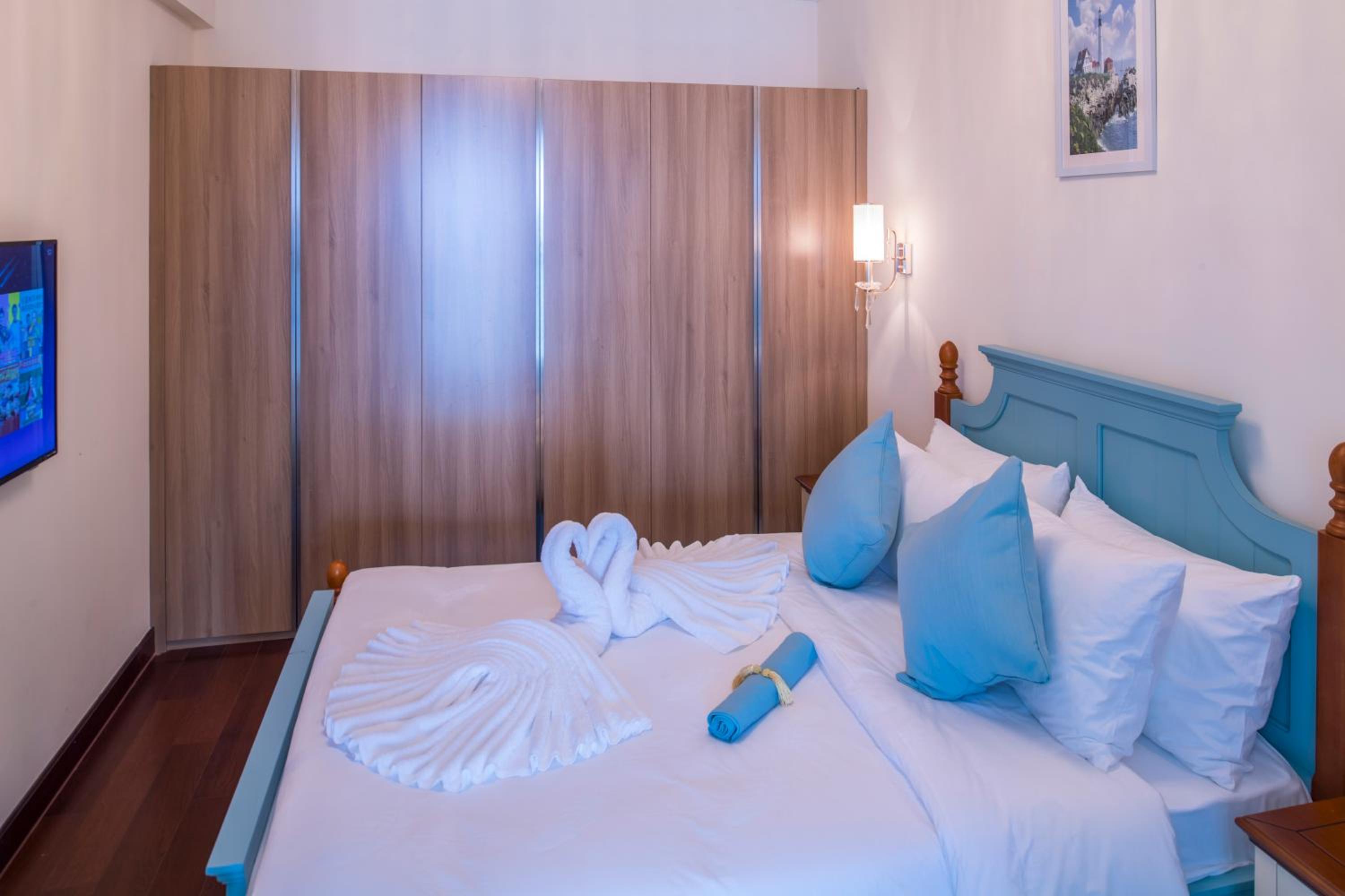 One-Bedroom Suite with Sea View