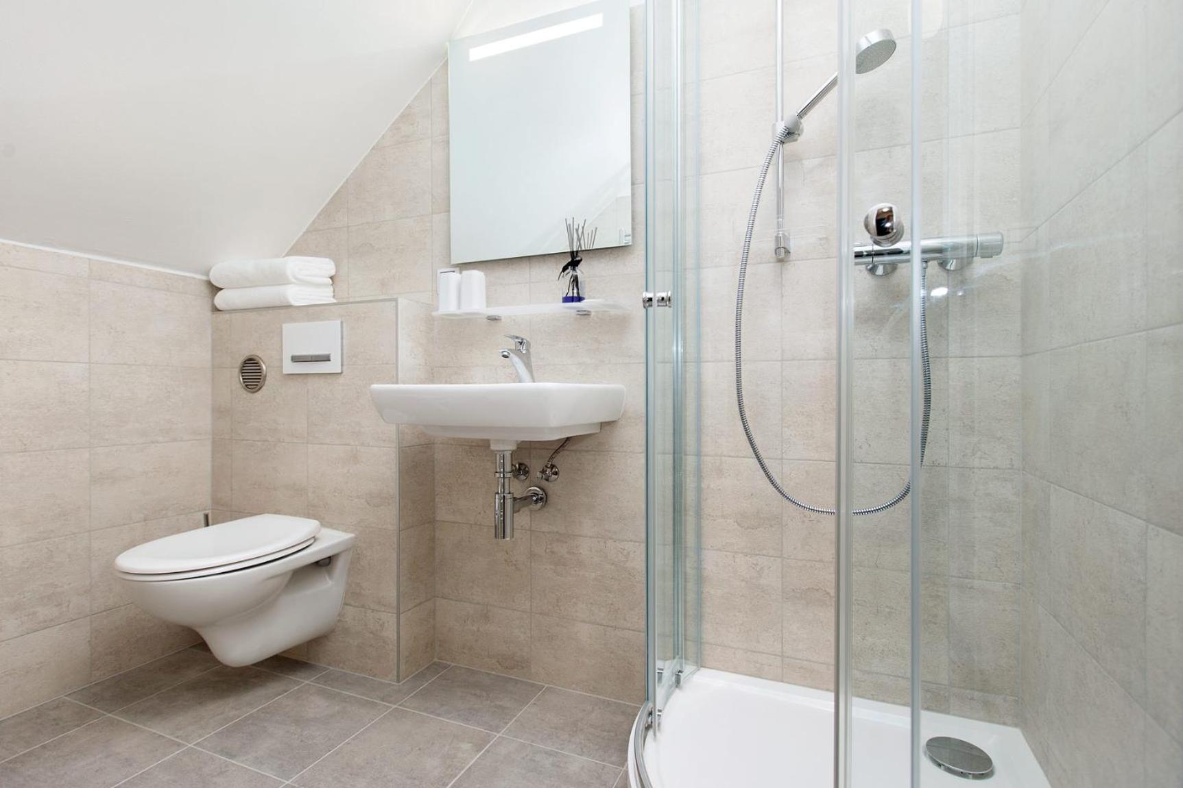 Deluxe Double Room with Shower - Photo 5