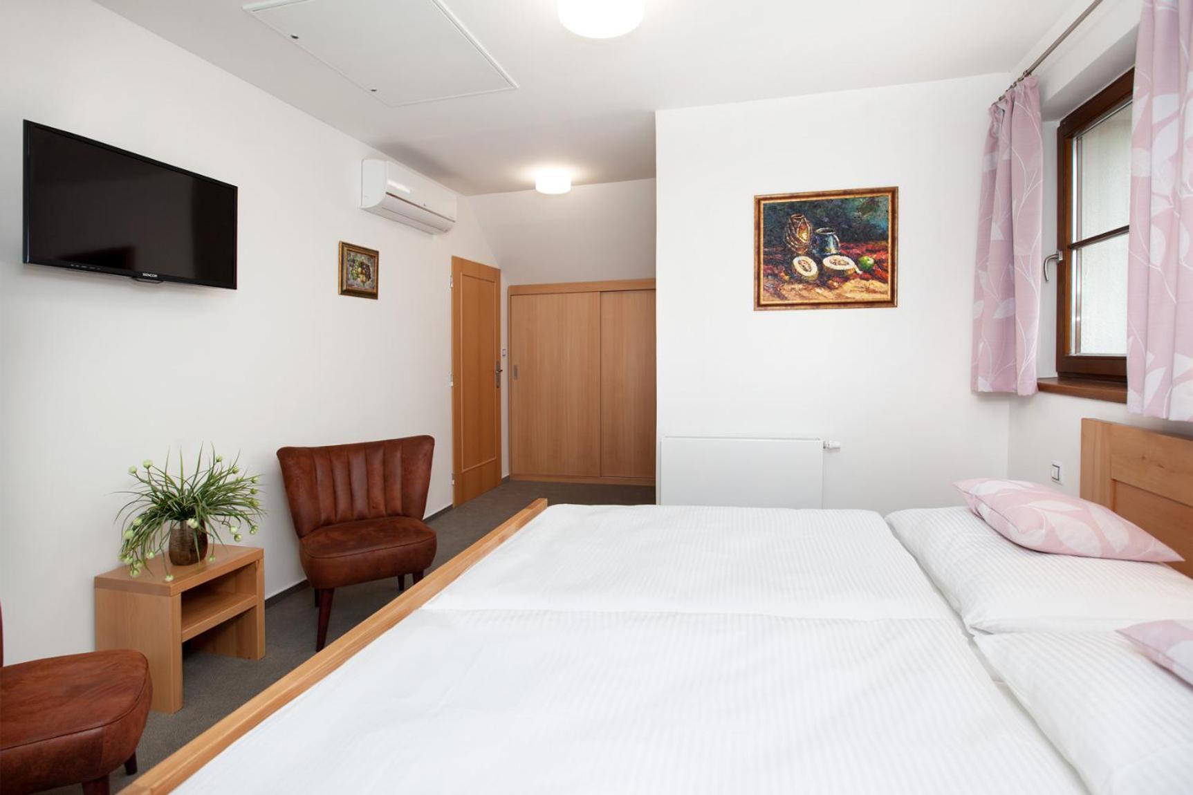 Deluxe Double Room with Shower - Photo 6