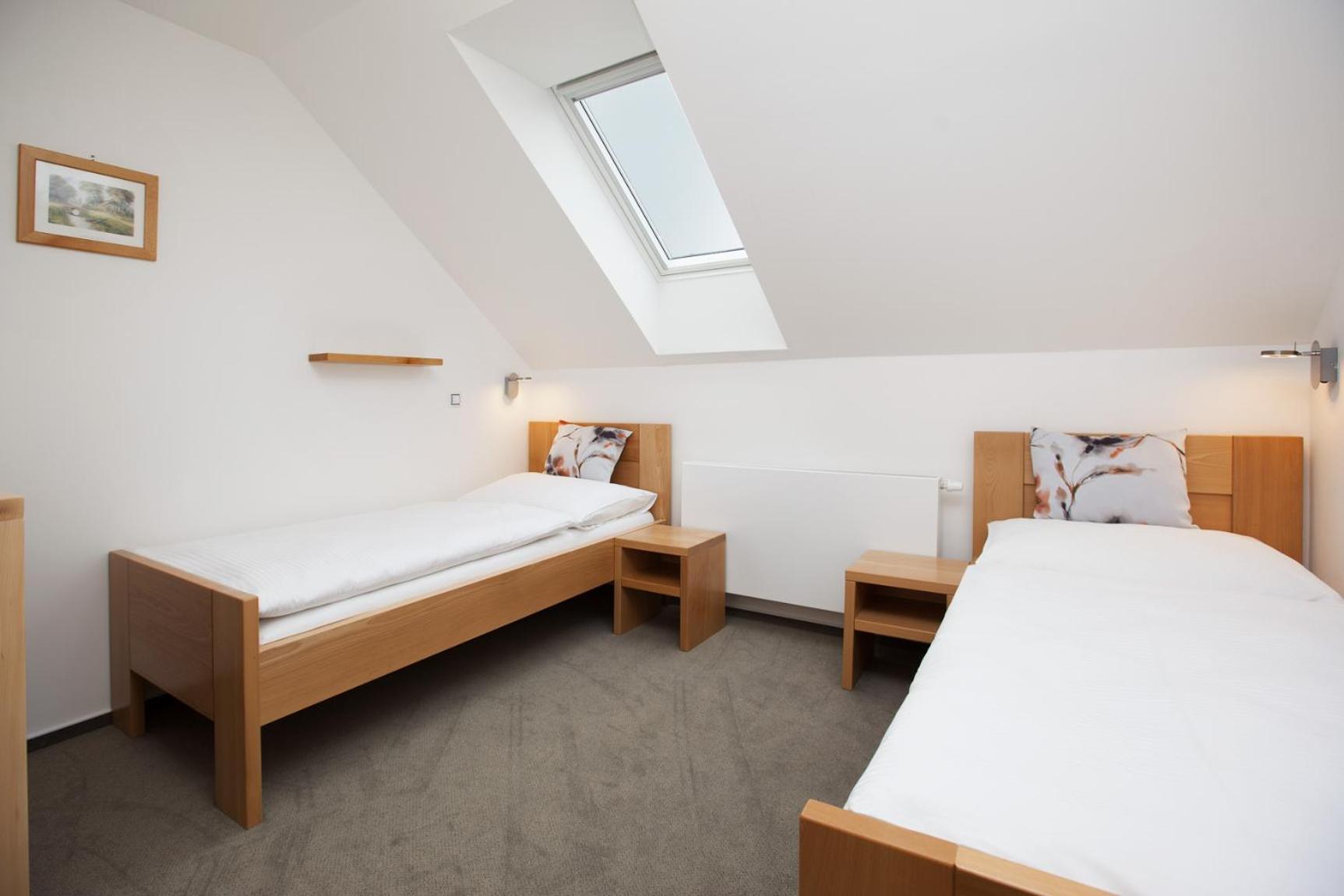 Standard Twin Room - Photo 7