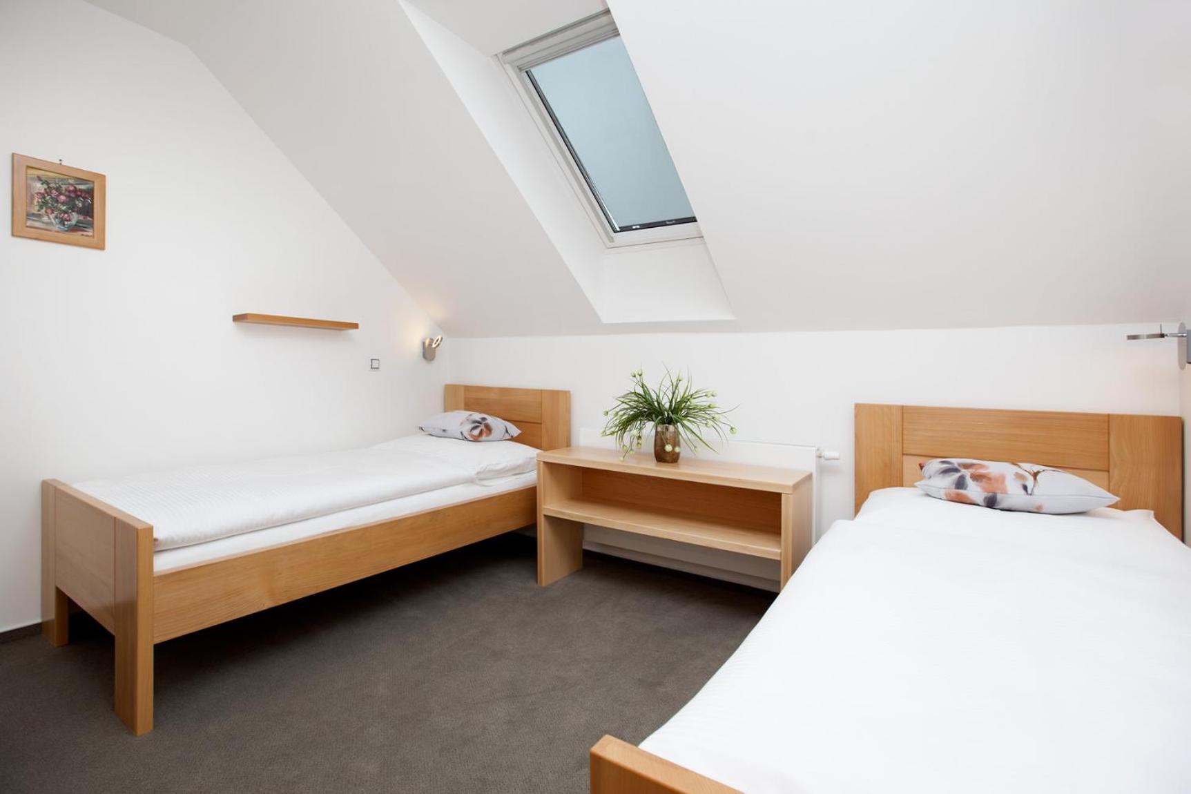Standard Twin Room - Photo 5