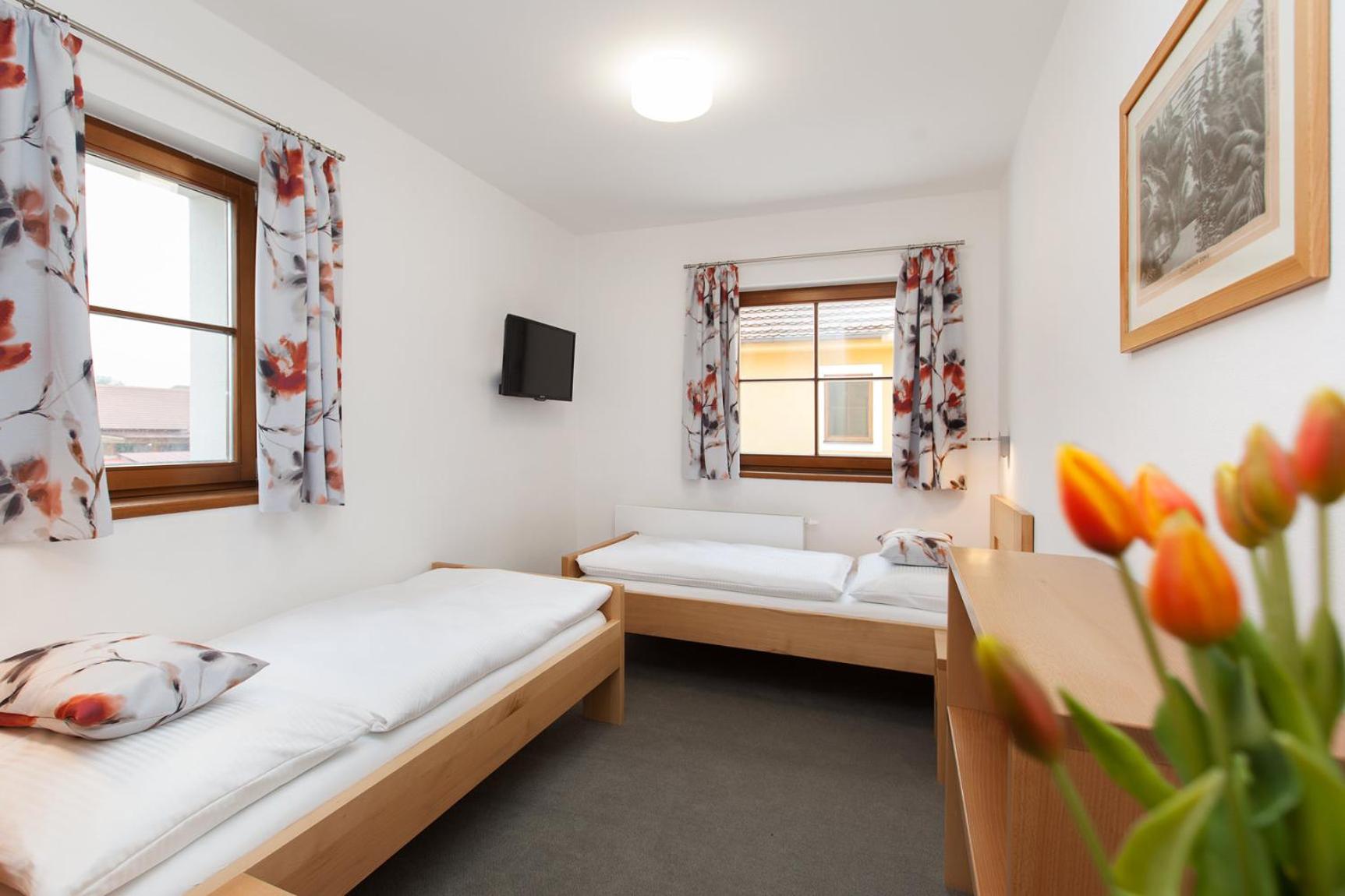 Standard Twin Room - Photo 4
