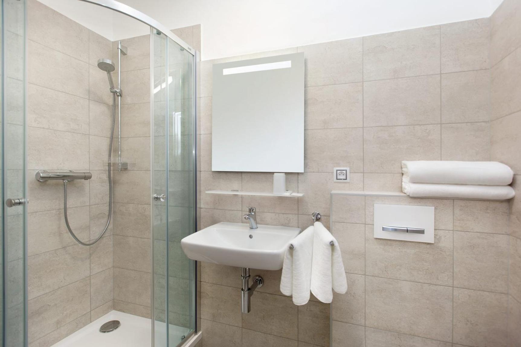 Standard Twin Room - Photo 3