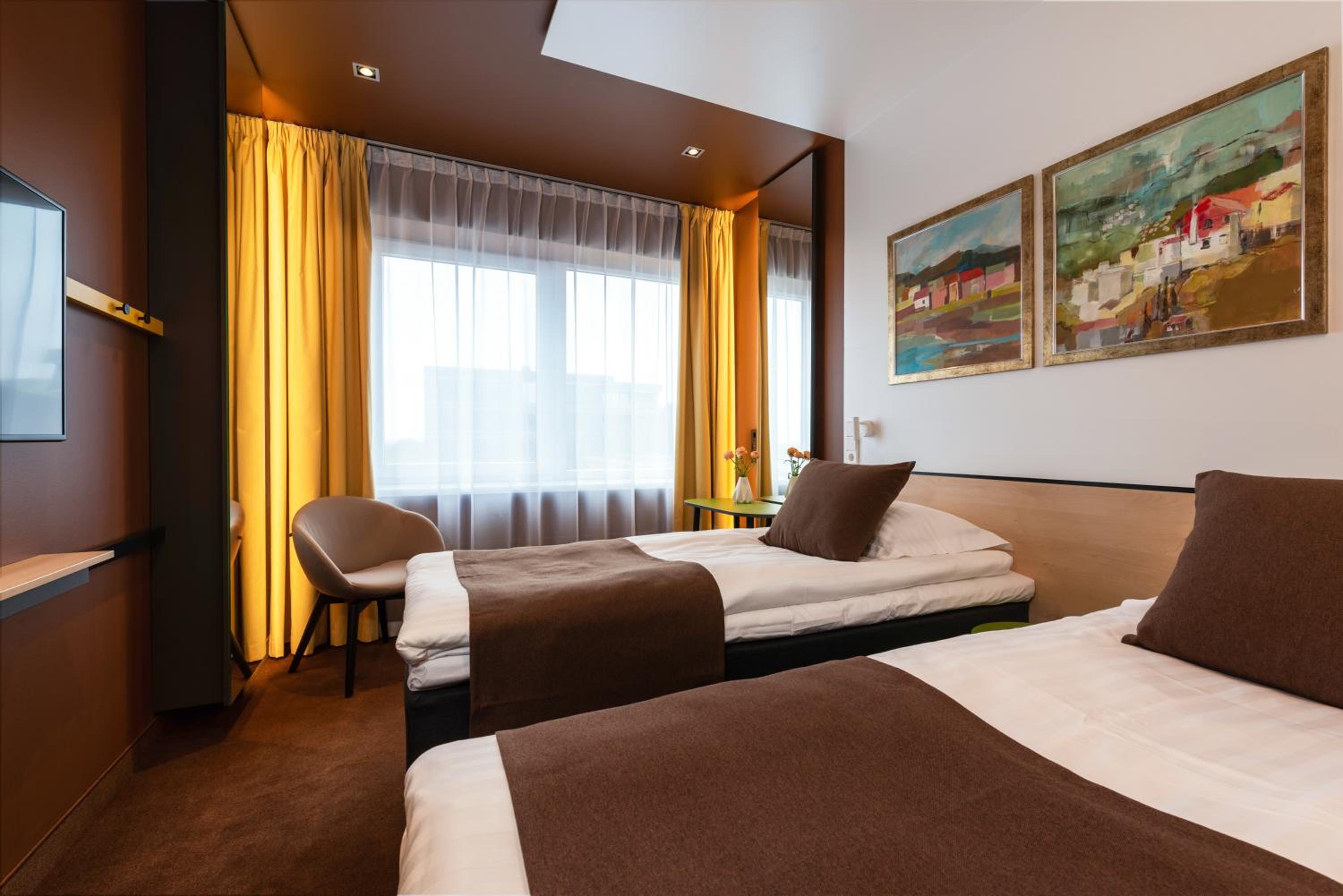 Standard Twin Room - Photo 4