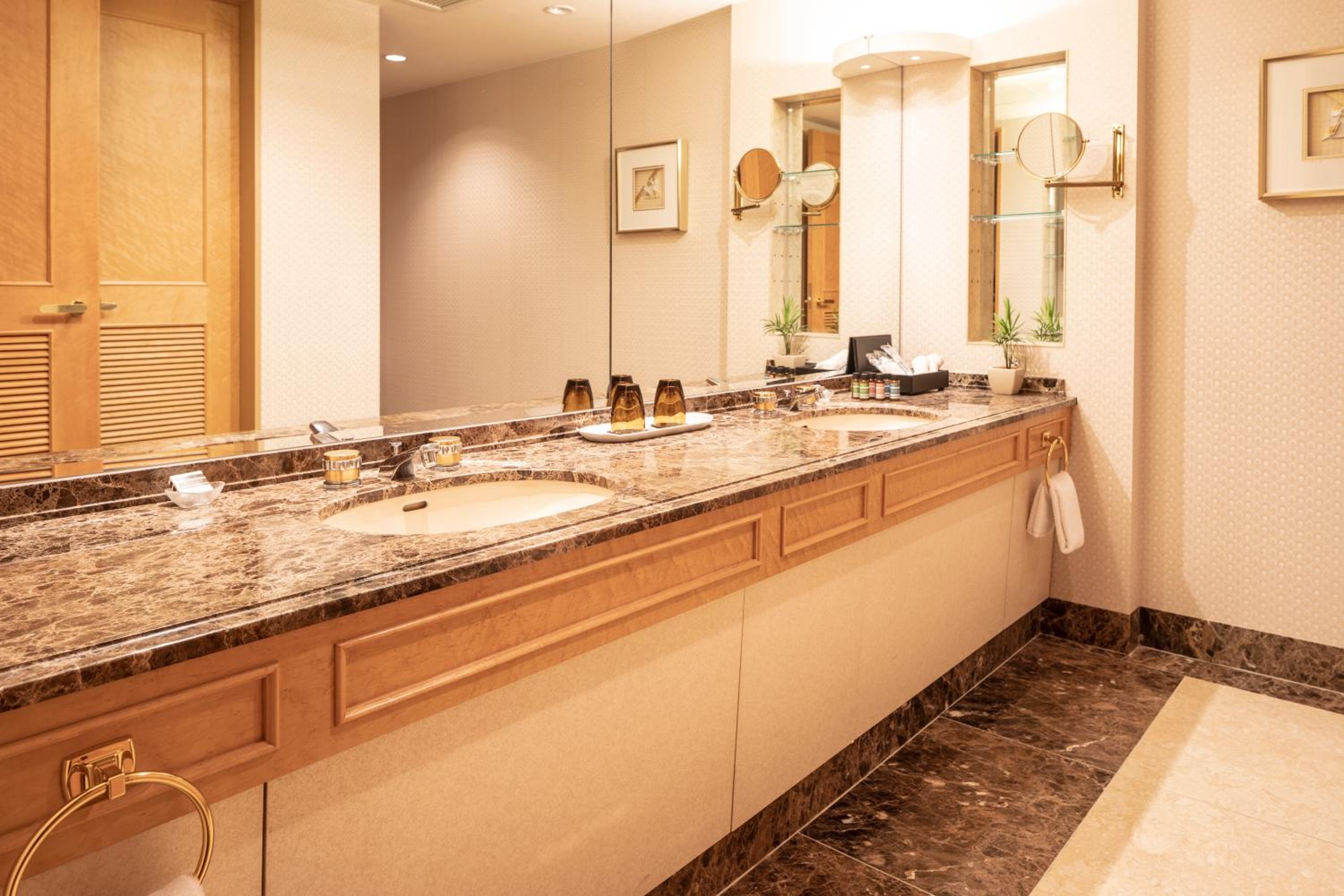 Royal Suite - Non-Smoking photo 2