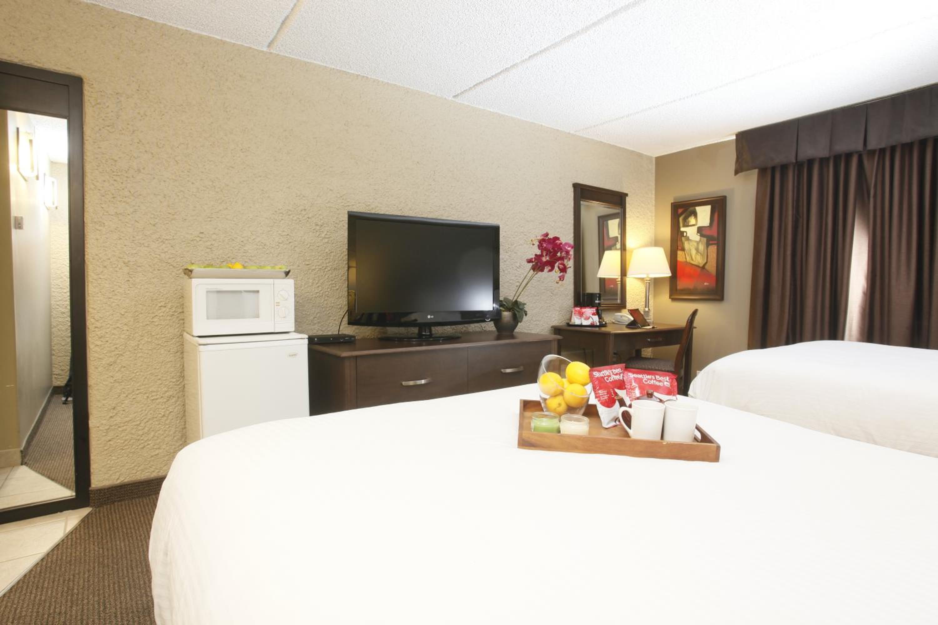 Queen Room with Two Queen Beds - Non-Smoking - Photo 1