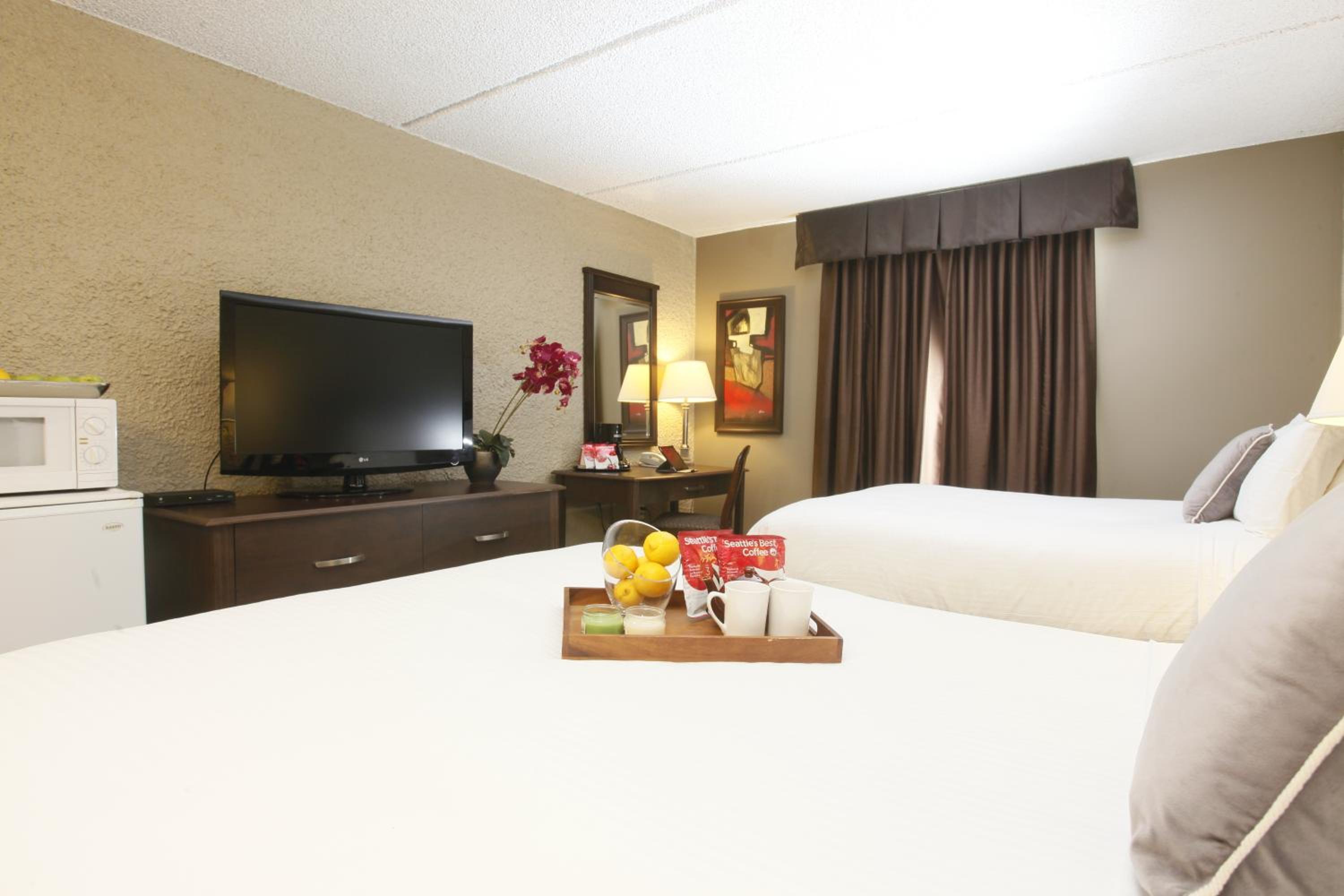 Queen Room with Two Queen Beds - Non-Smoking - Photo 7