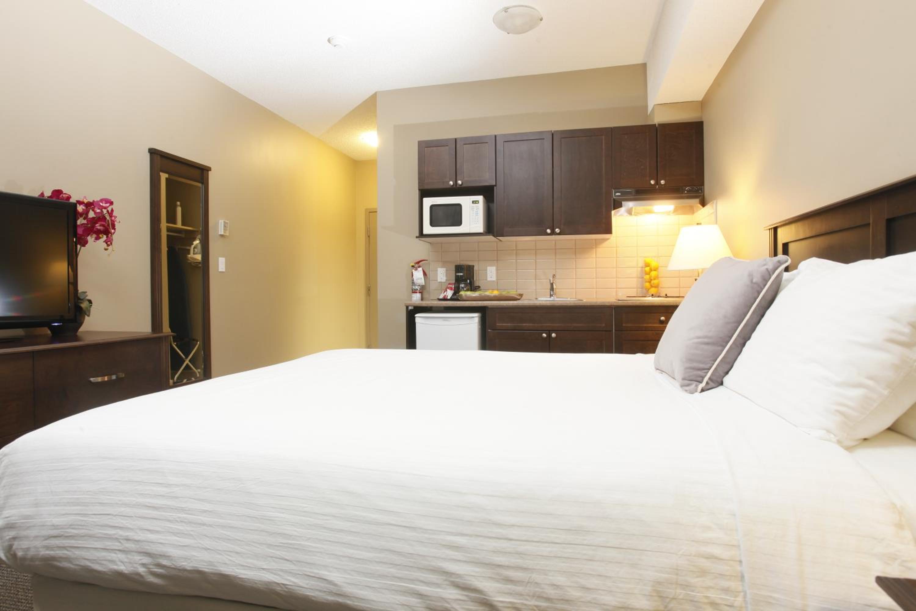 Premium Queen Room with Kichenette - Non-Smoking - Photo 6