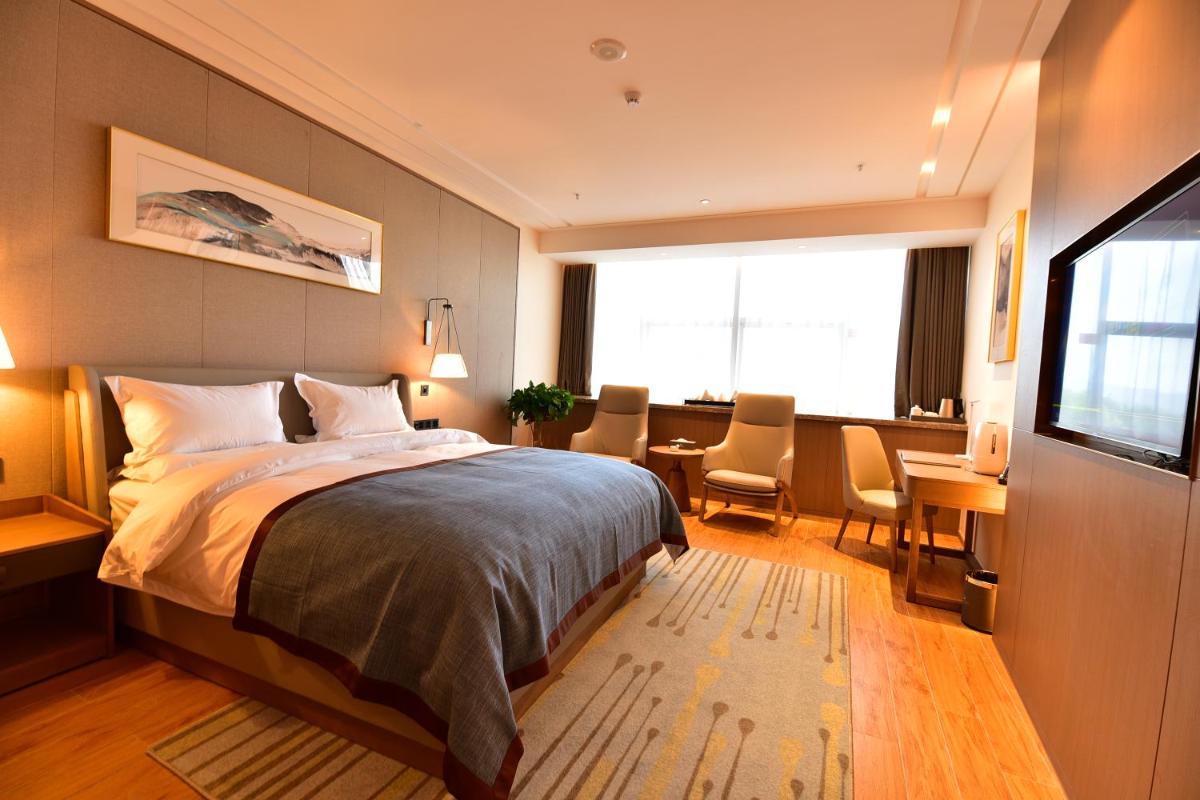 Queen Room photo 2