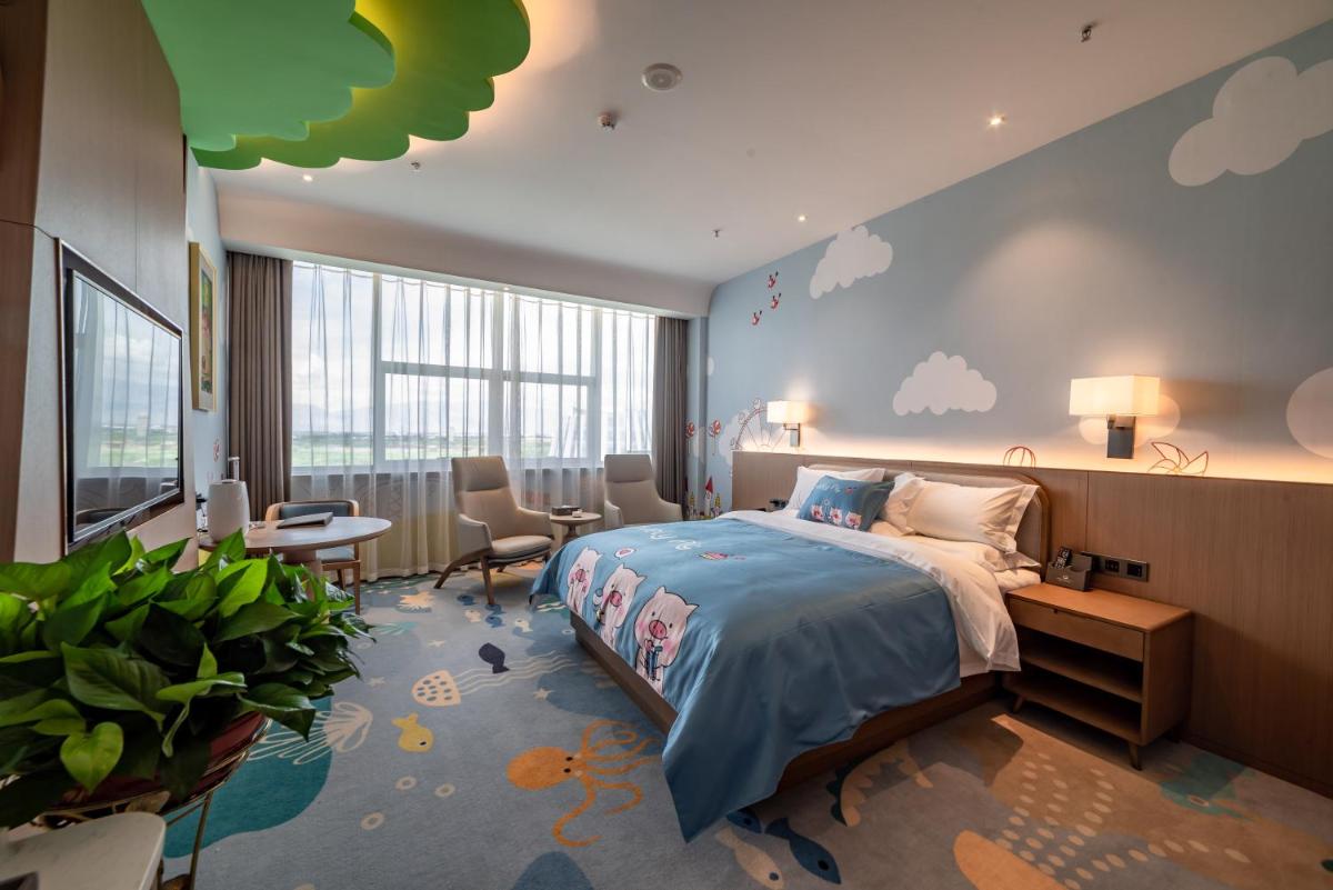 Queen Room photo 2