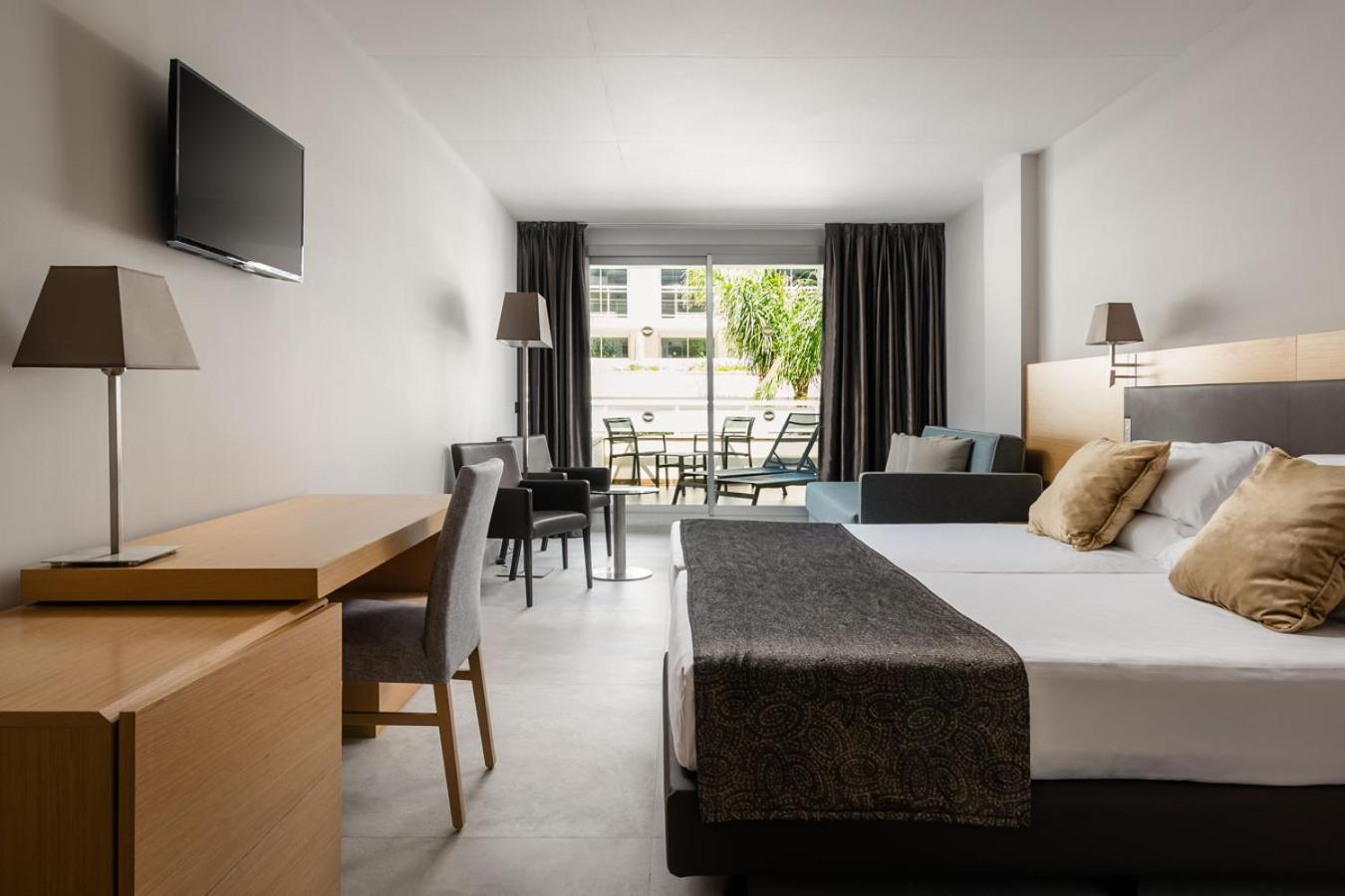 Habitación Familiar con Vista al Jardín (3 Adultos + 1 niño)