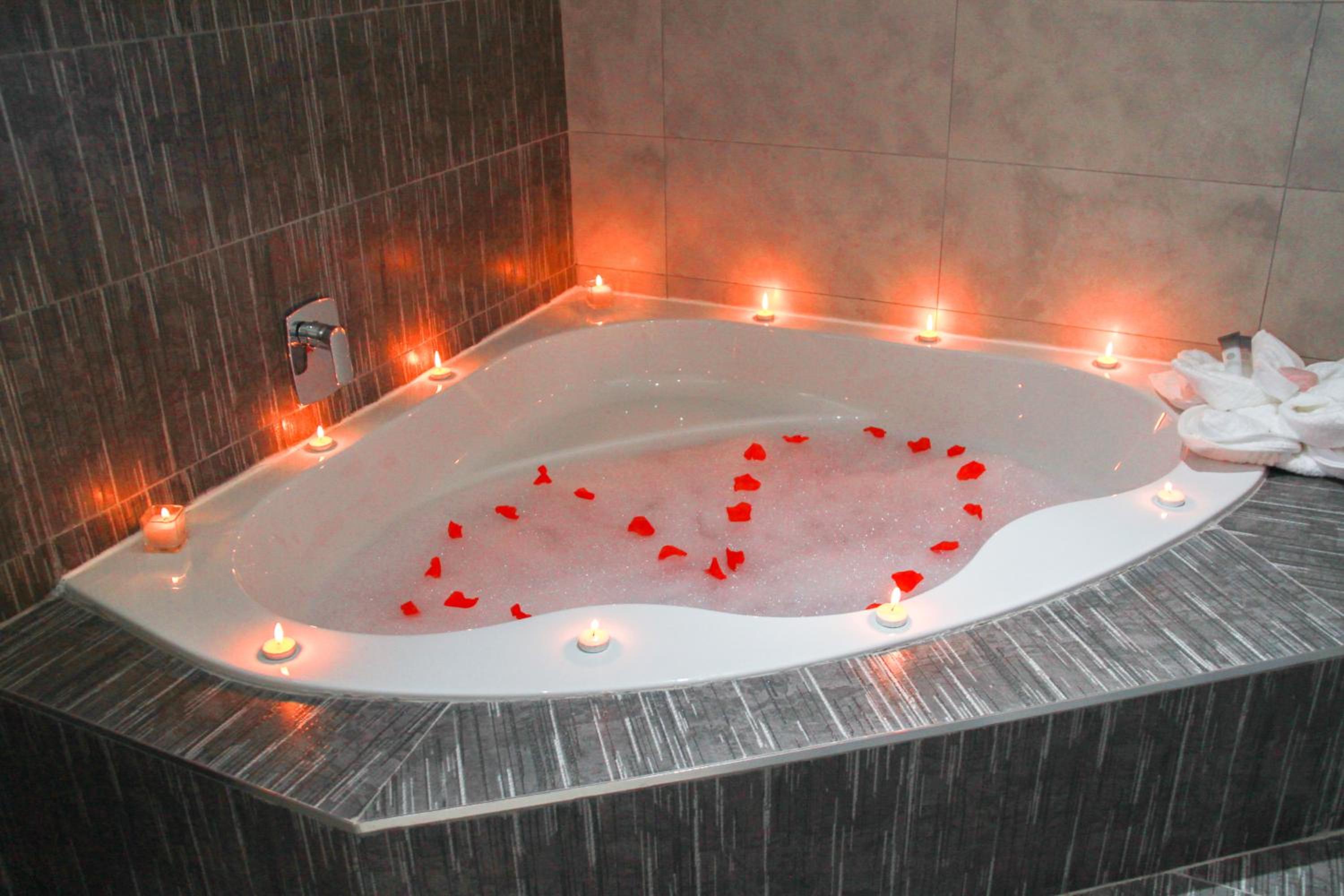 King Suite with Spa Bath - Photo 4