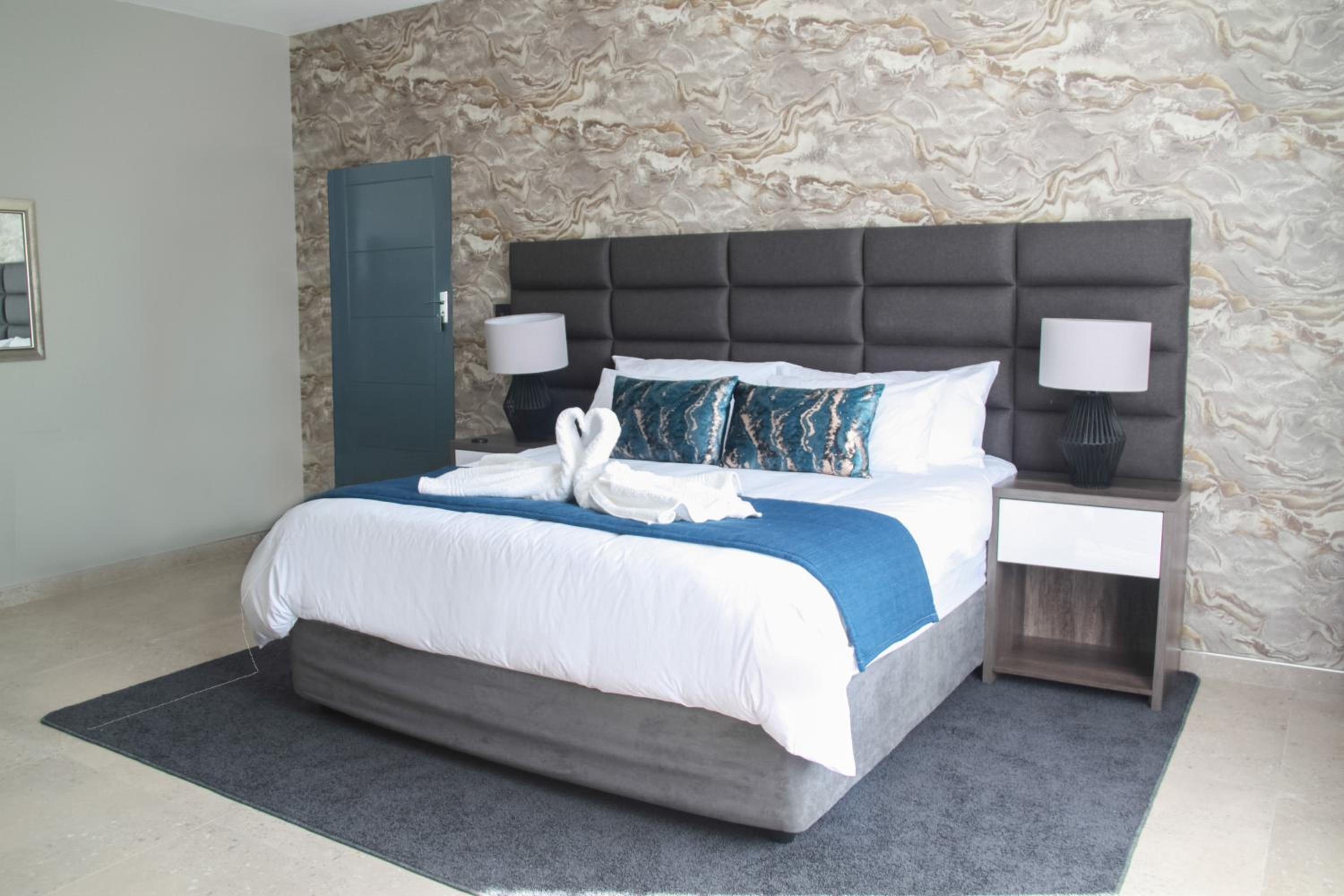 King Suite with Spa Bath - Photo 2