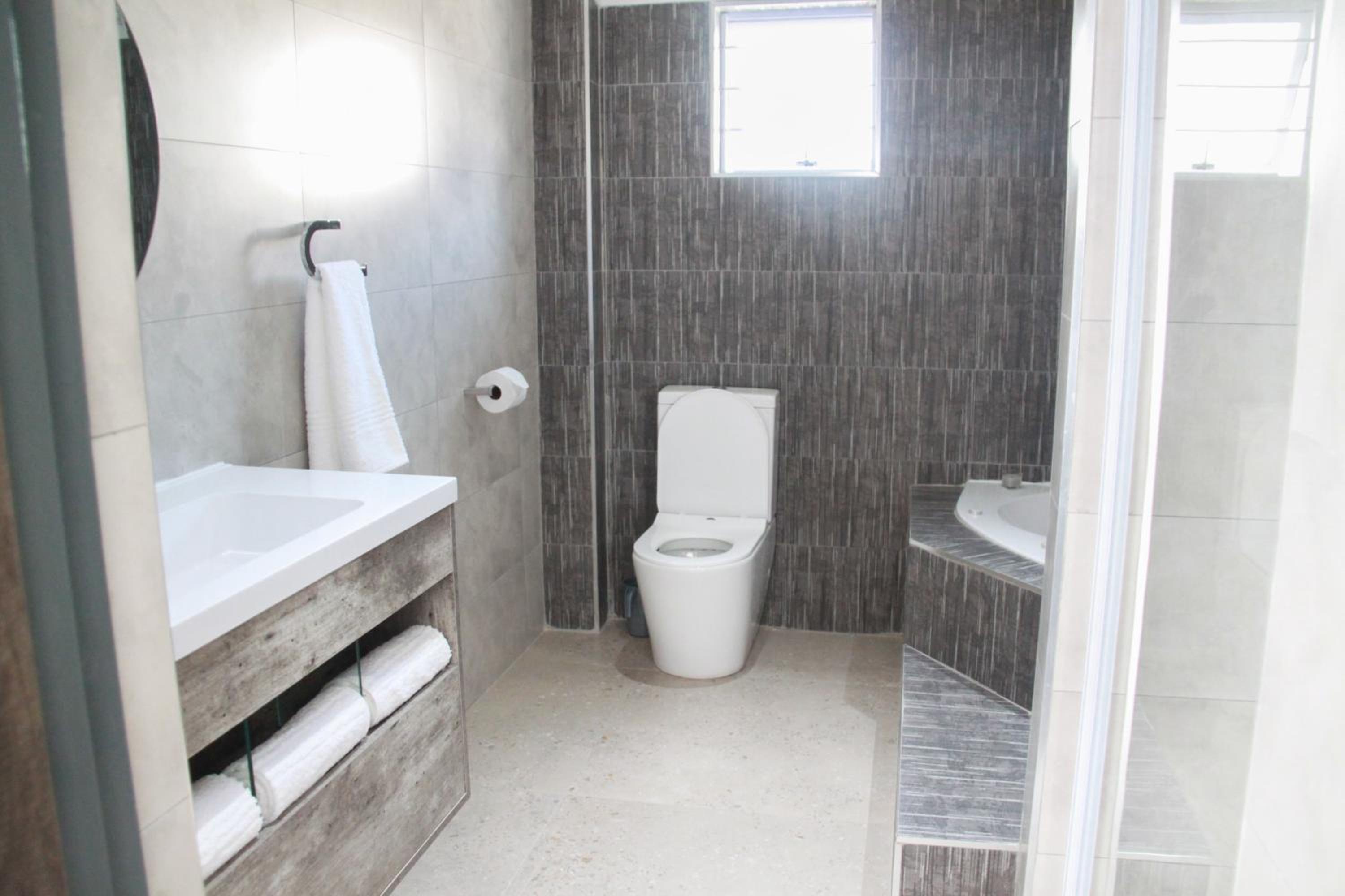 King Suite with Spa Bath - Photo 7