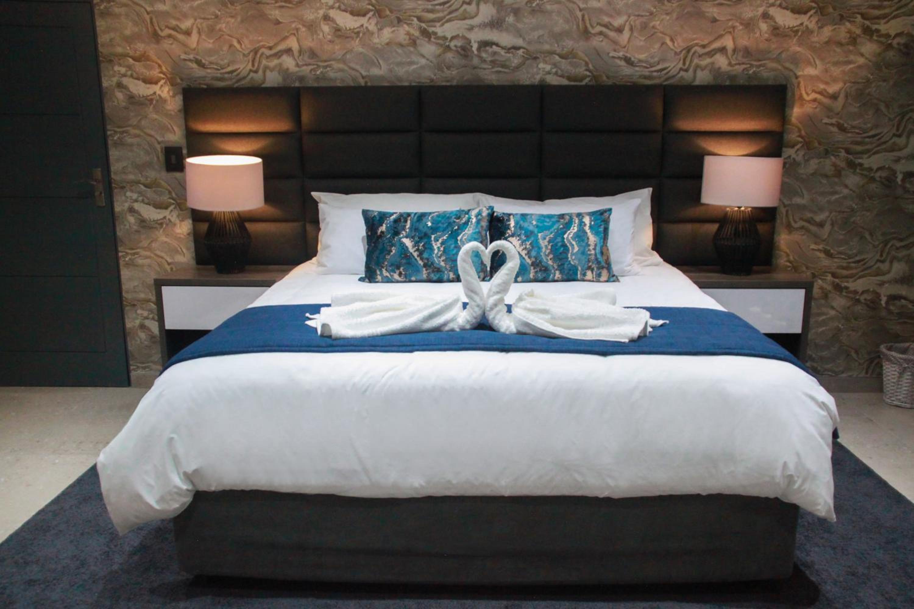 King Suite with Spa Bath - Photo 1