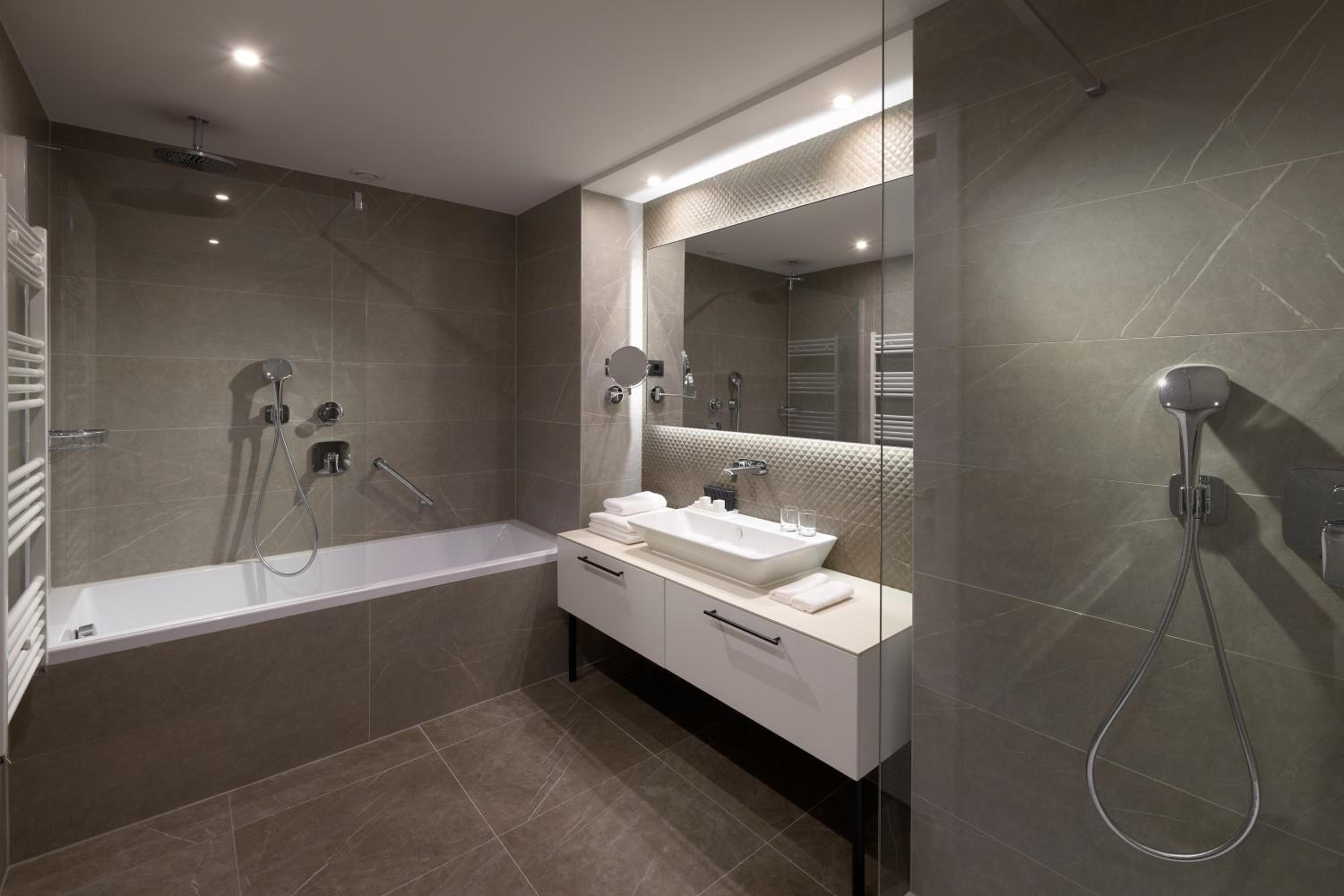 Executive Suite - Photo 2
