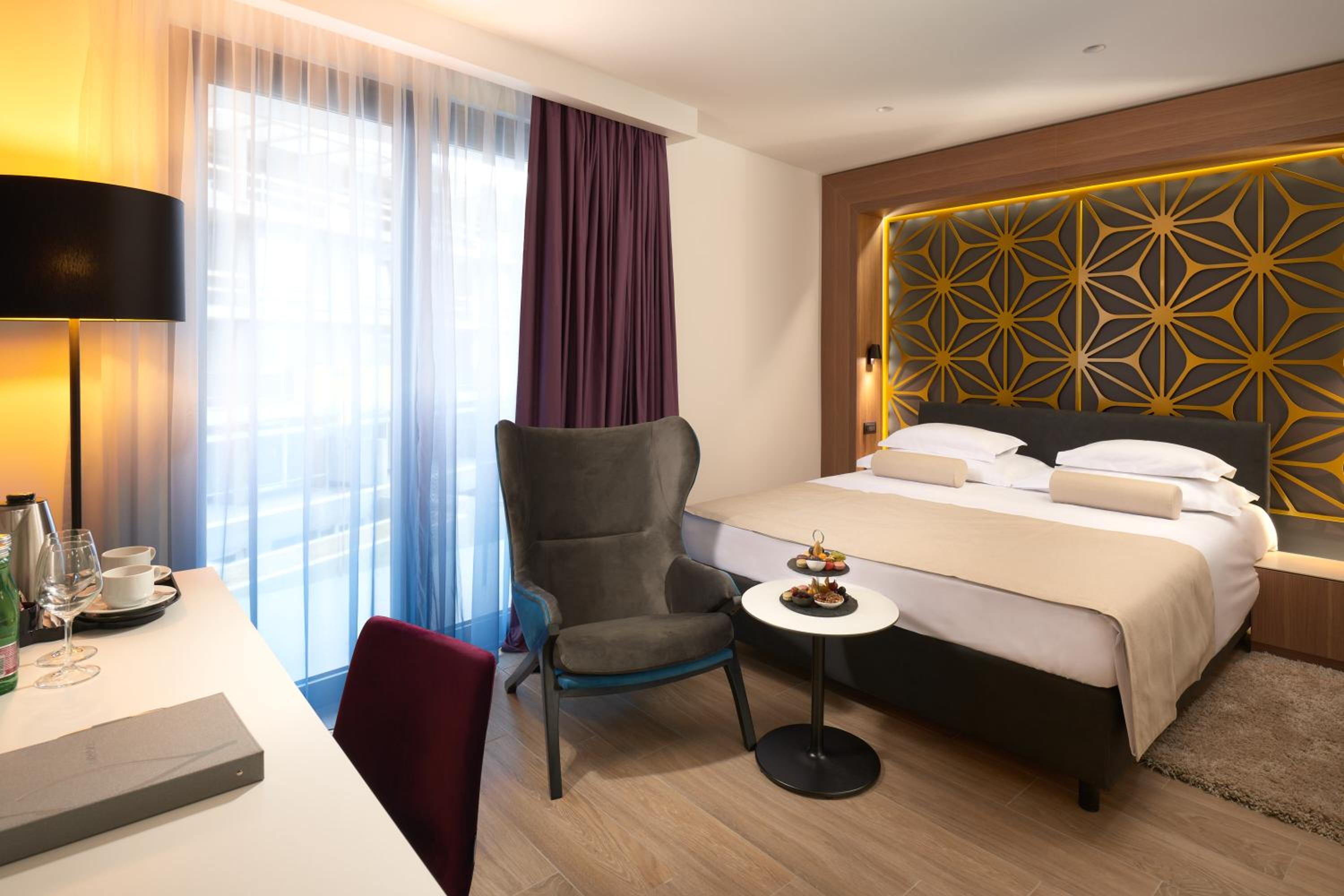 Standard Double or Twin Room - Photo 8