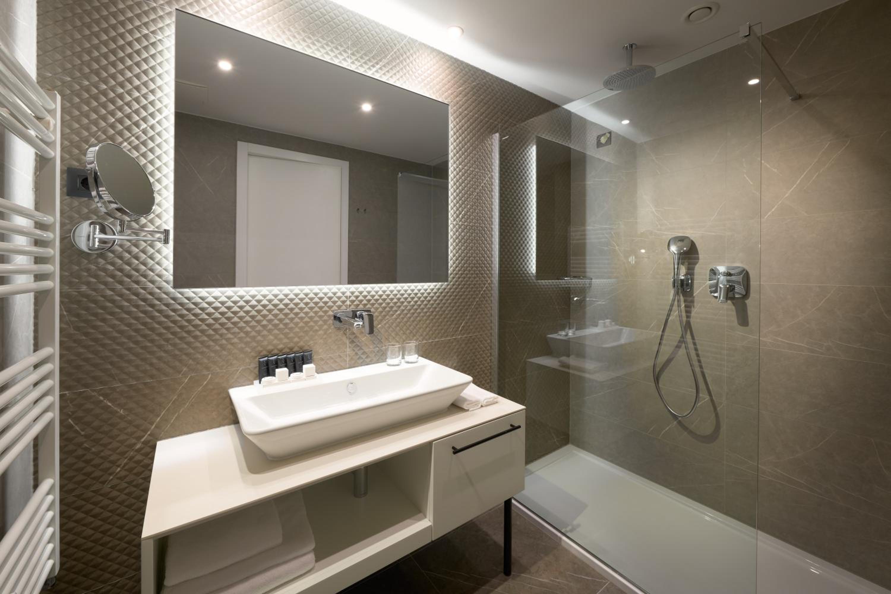 Standard Double or Twin Room - Photo 5