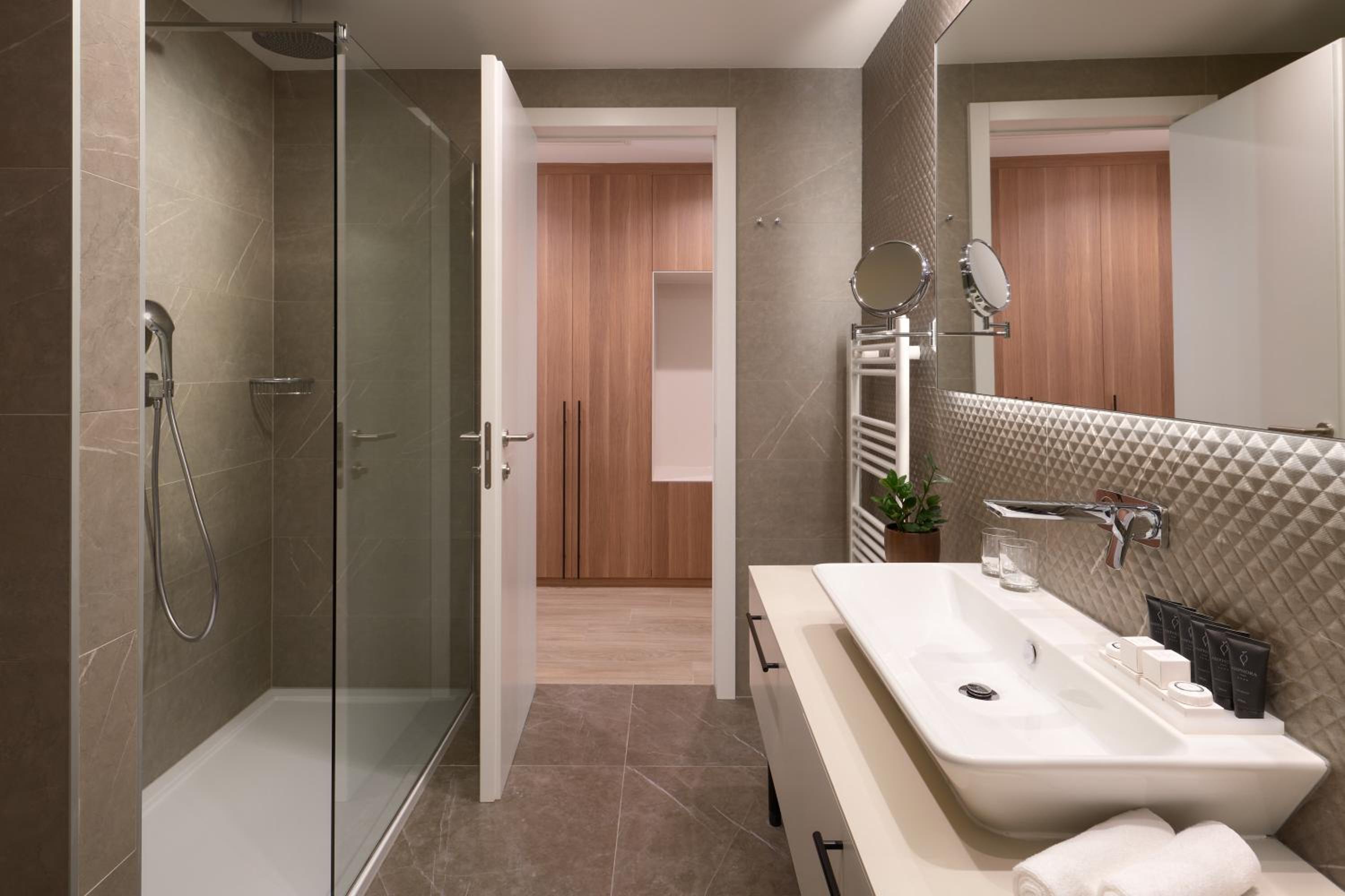 Standard Double or Twin Room - Photo 2