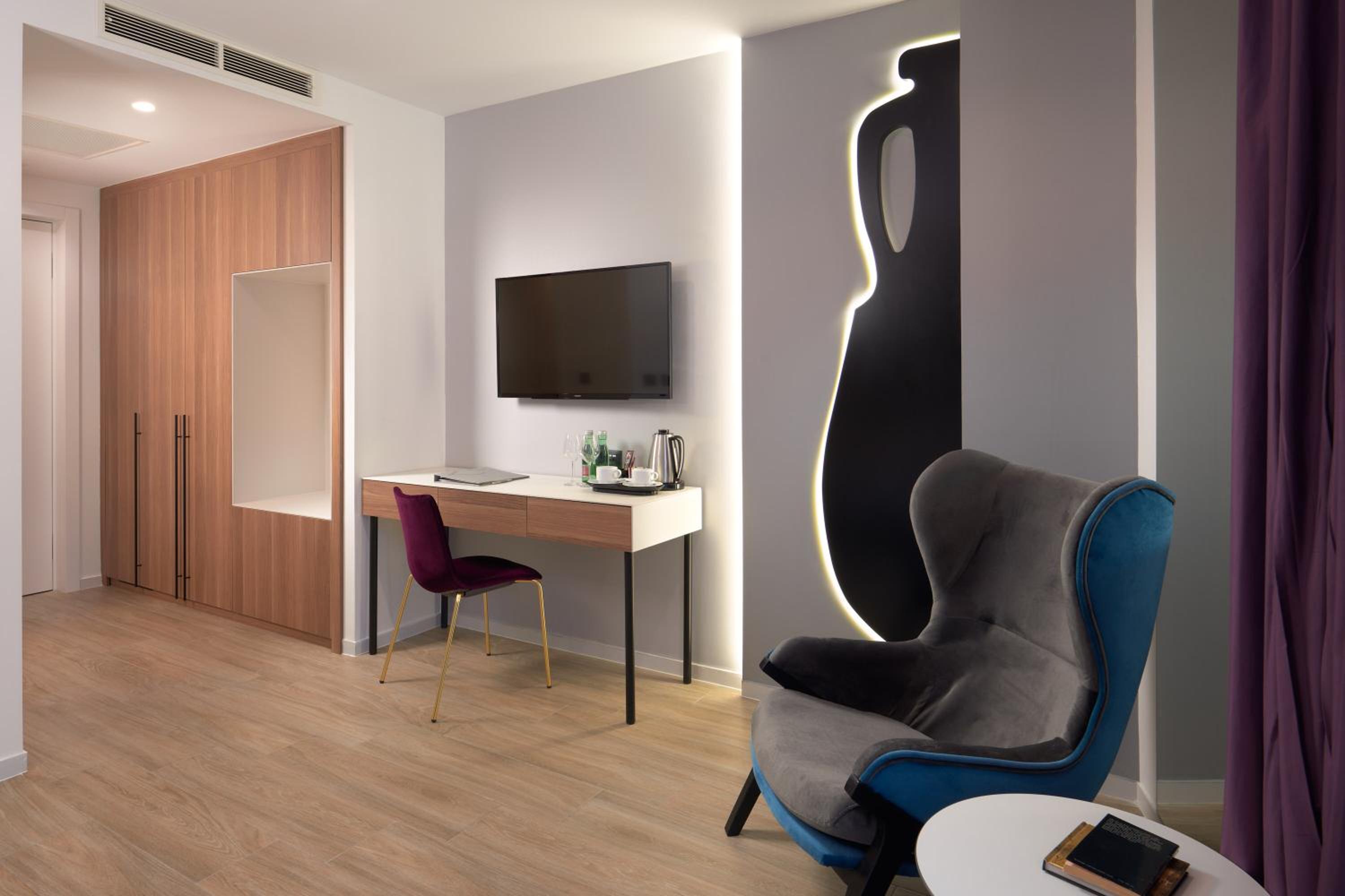 Standard Double or Twin Room - Photo 7