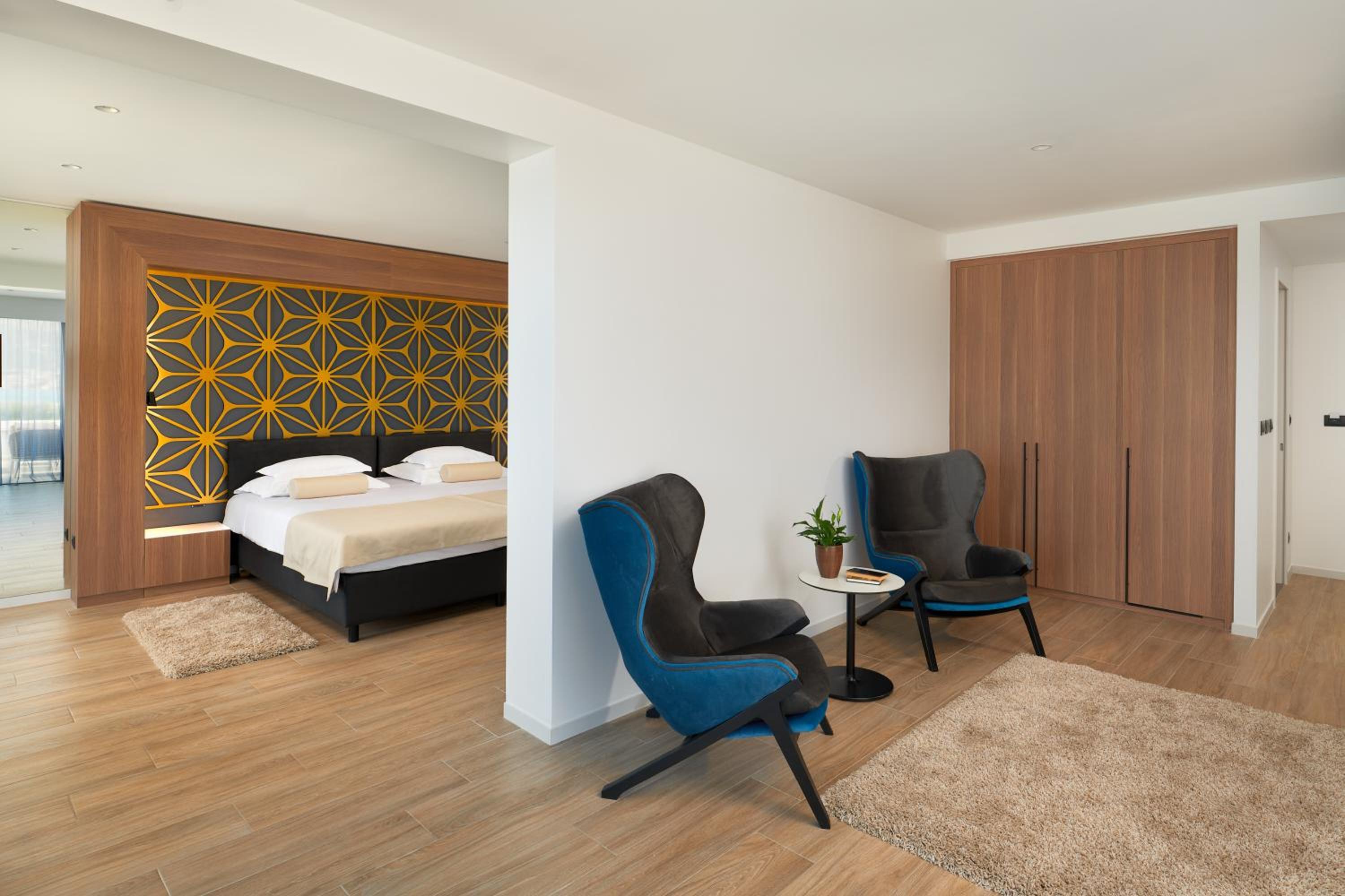 Executive Suite - Photo 1