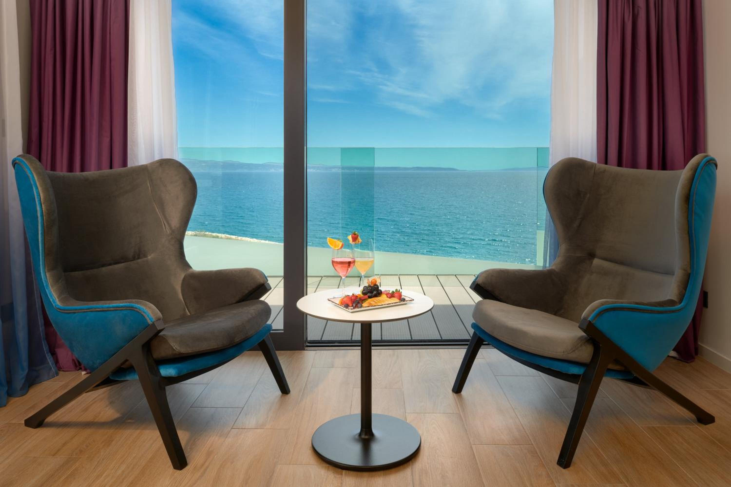 Deluxe Suite with Sea View - Photo 2