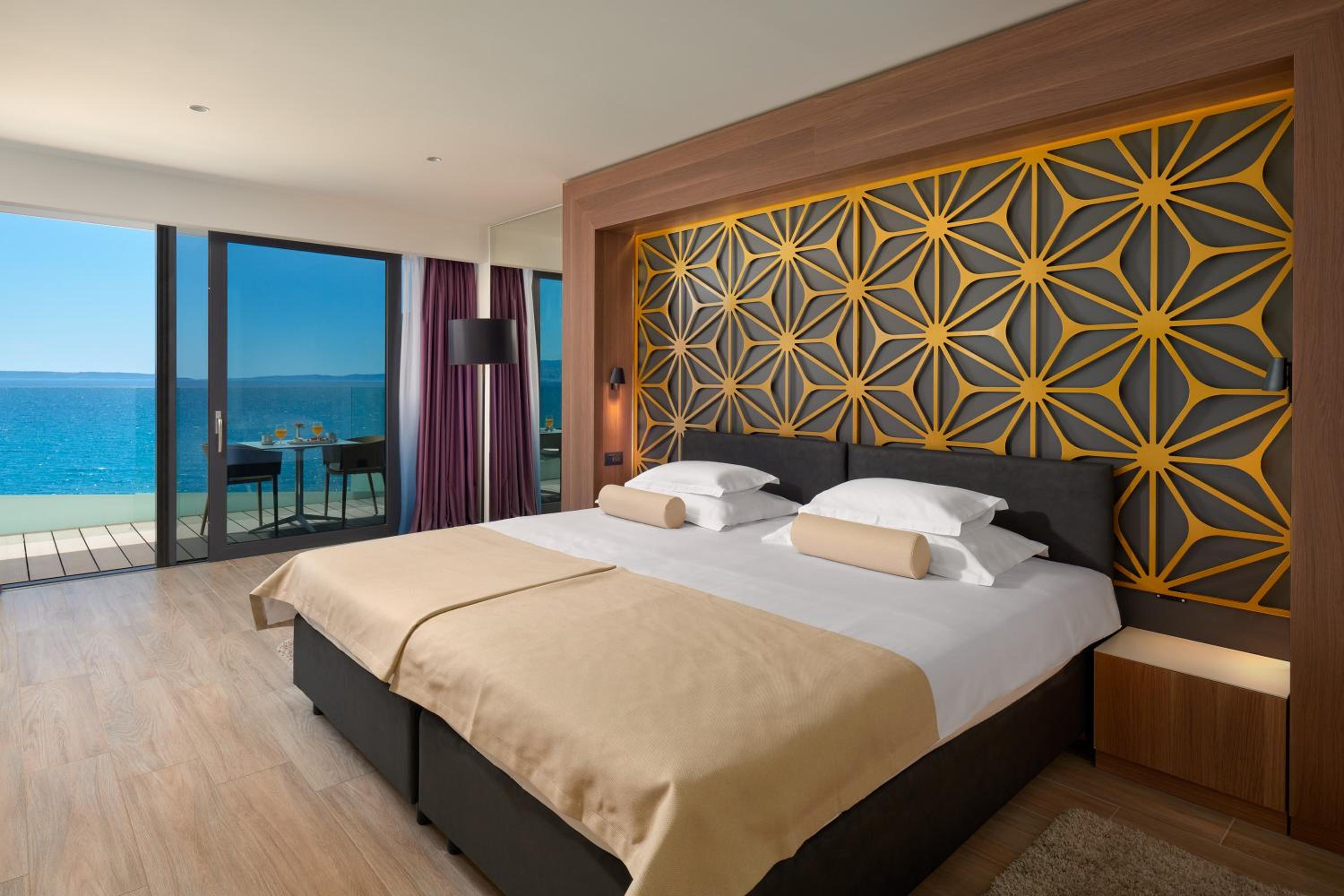 Deluxe Suite with Sea View - Photo 1