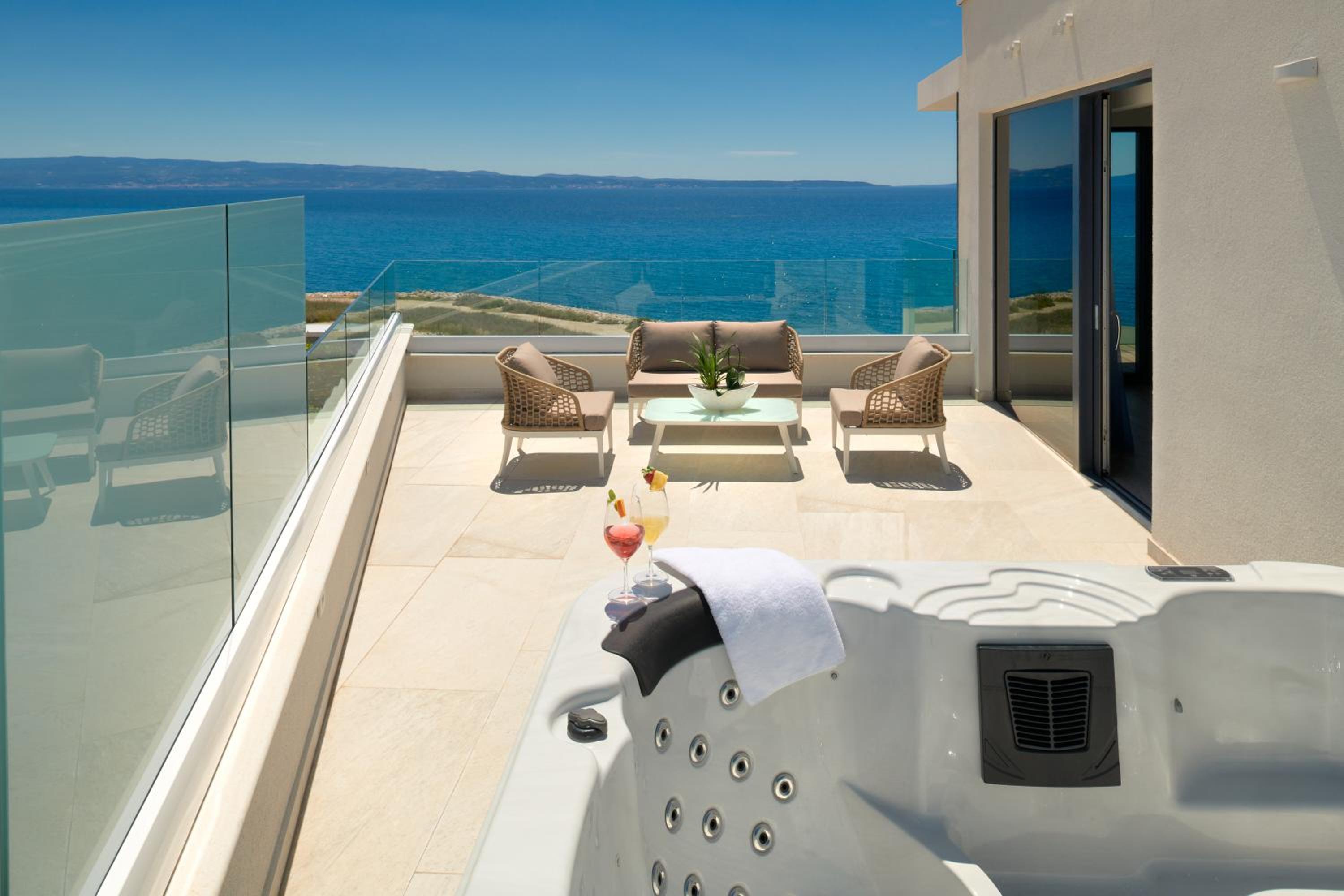 Suite with Hot Tub - Photo 2