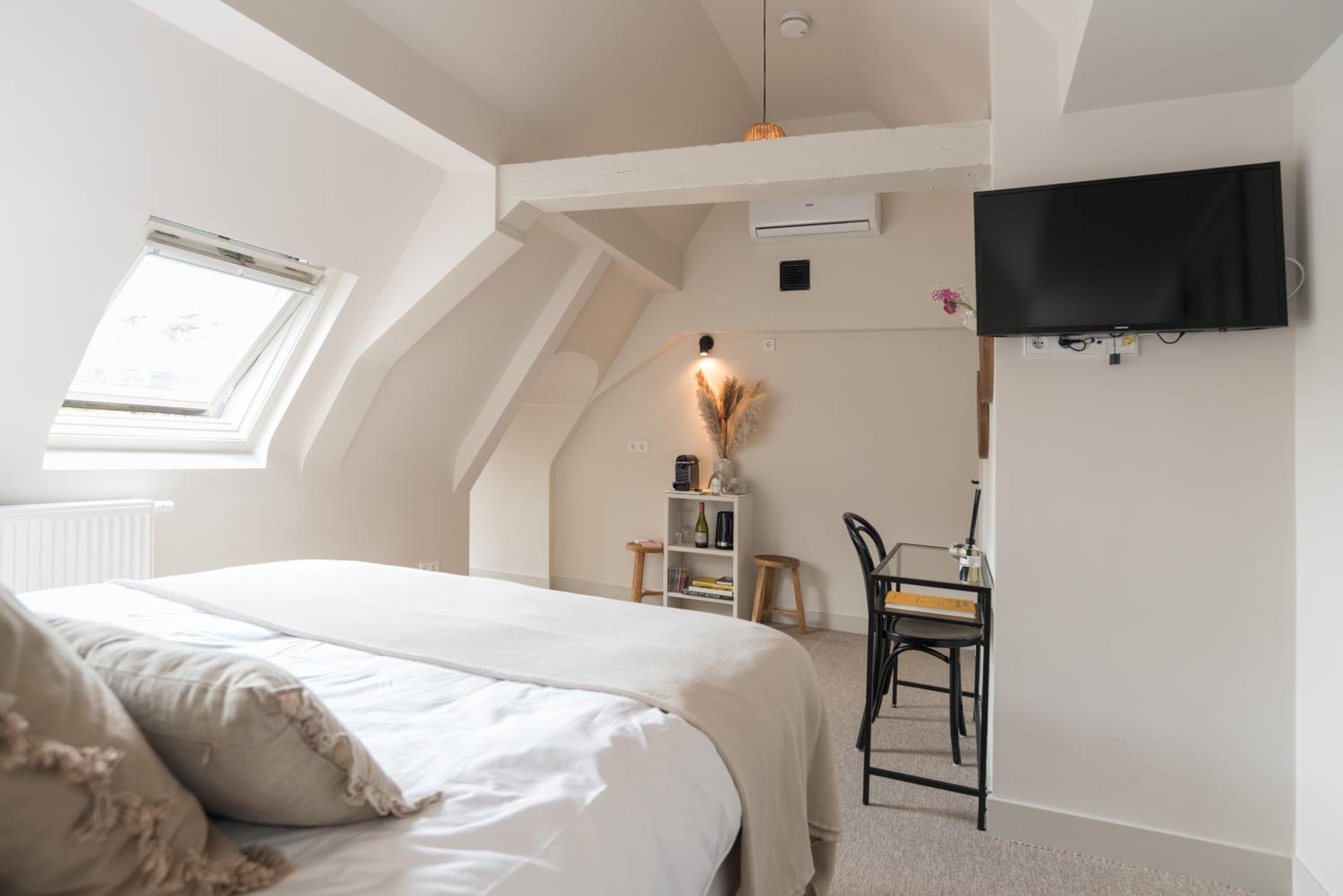 Deluxe King Room photo 2