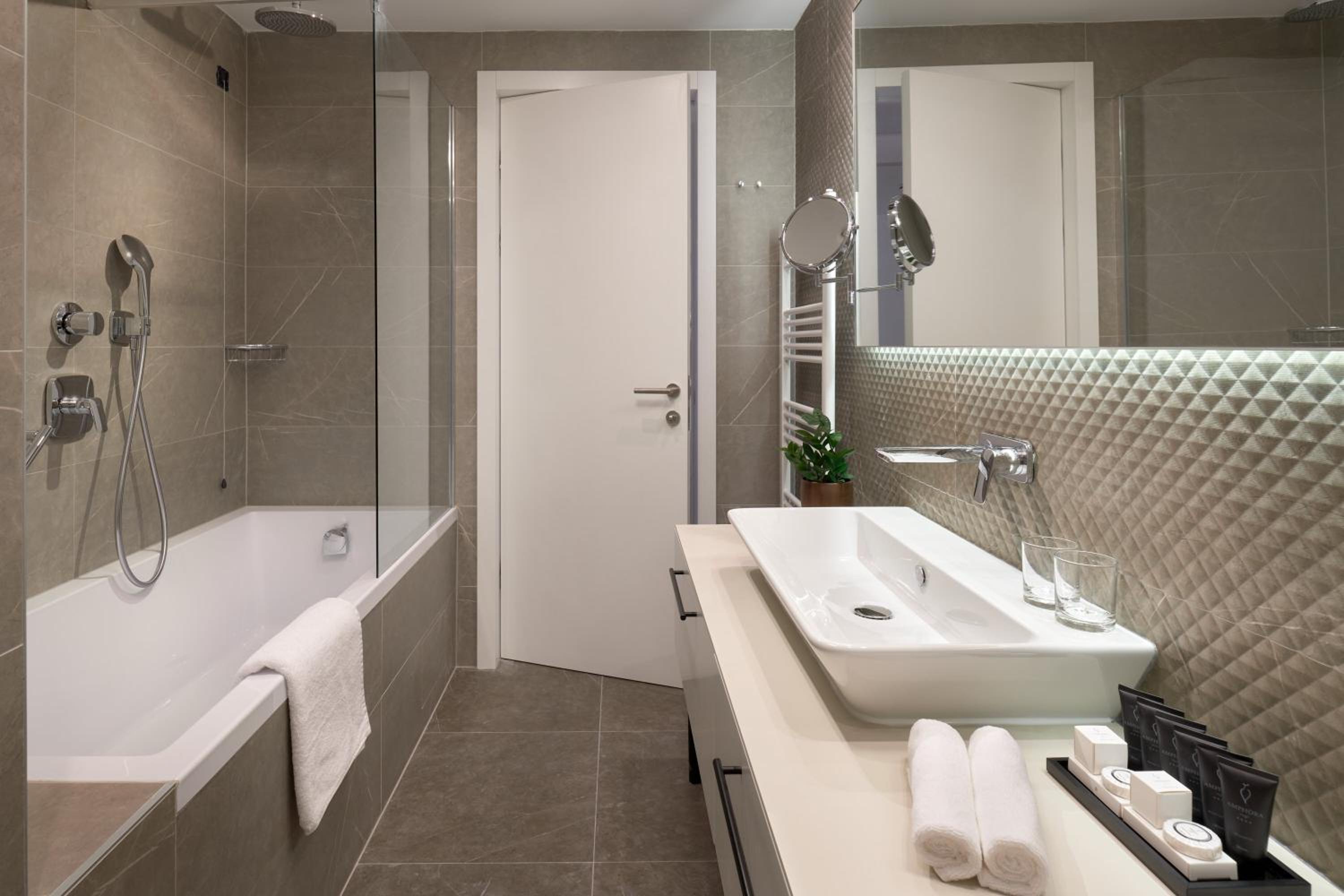 Standard Double or Twin Room with Sea View - Photo 4