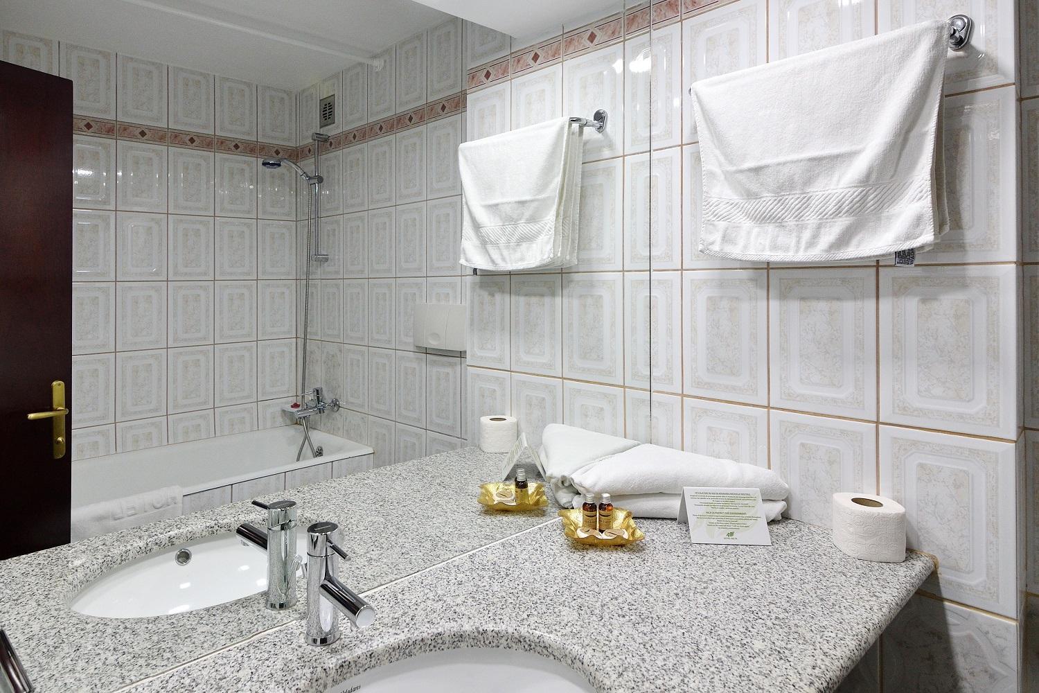 Twin Room with Balcony - Photo 6