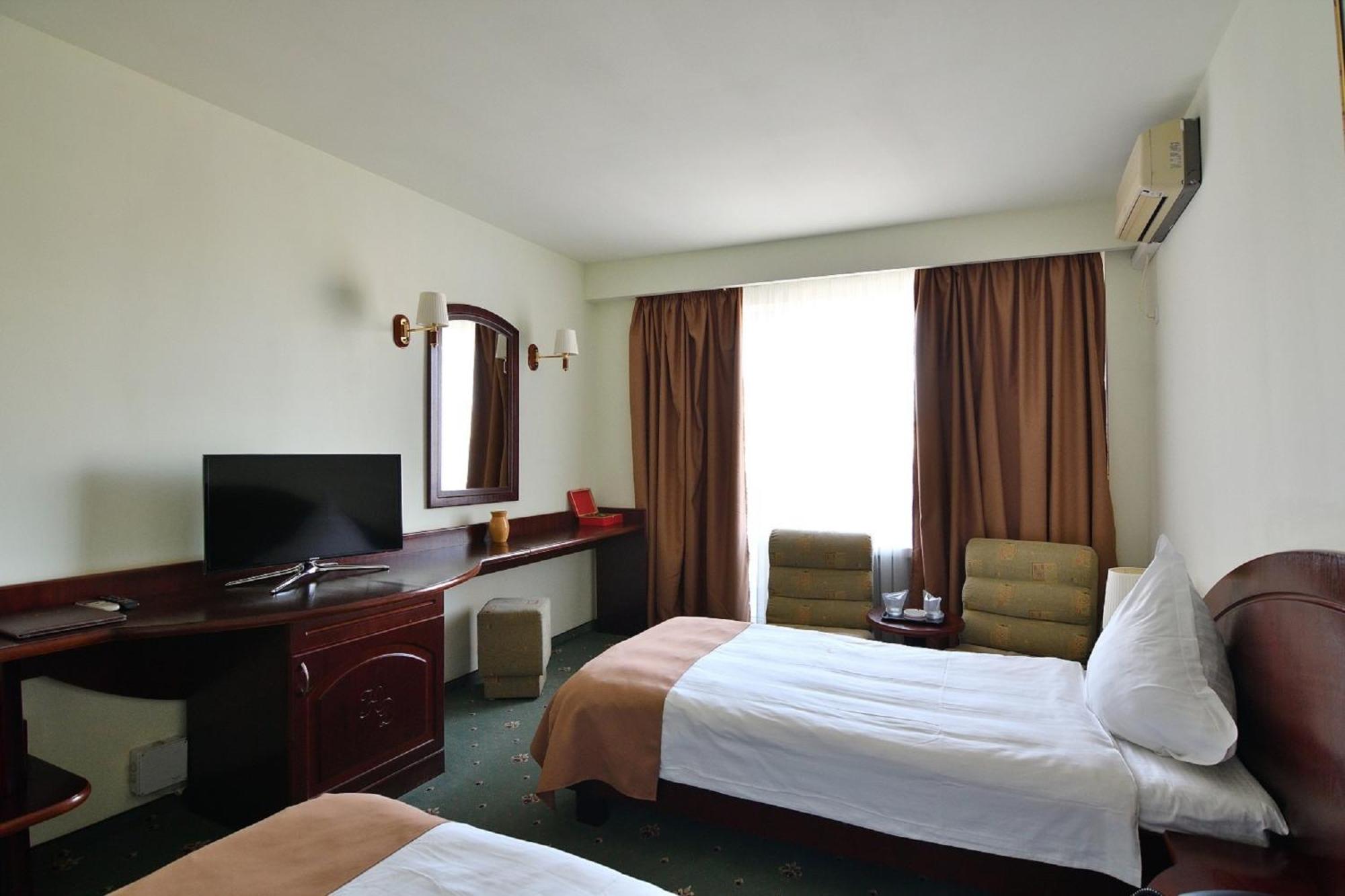 Twin Room with Balcony - Photo 7
